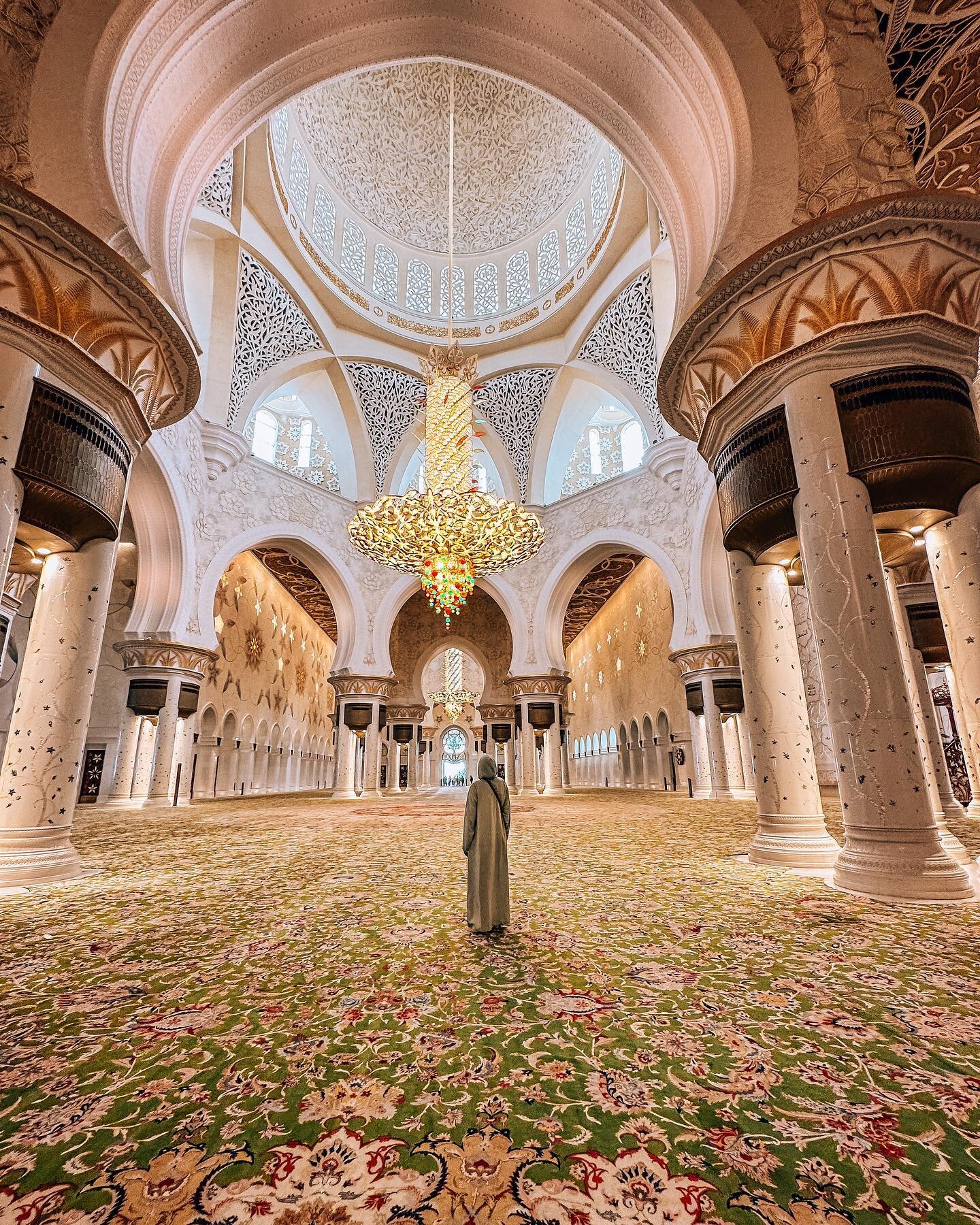 Wandering inside the main prayer hall of the majestic Sheikh Zayed Grand Mosque 🕌 in Abu Dhabi. 

.
&bull;
&bull;
&bull;
&bull;
&bull;
&bull;
&bull;
&bull;
&bull;
&bull;
&bull;
&bull;
#abudhabi #visitabudhabi #mosque #szgm #sheikhzayedgrandmosque #a