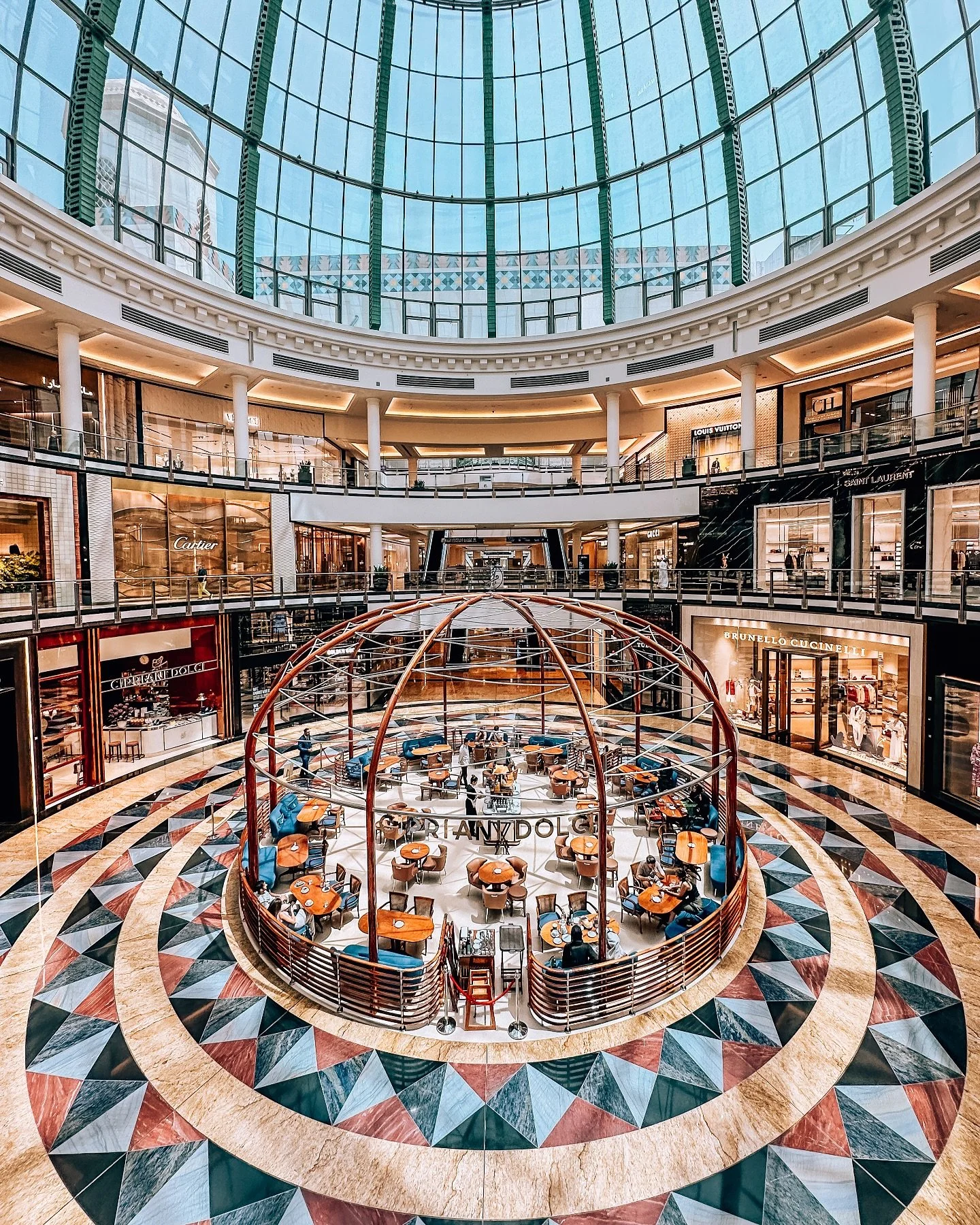 Symmetry served with a side of espresso ☕️ 

&bull;
&bull;
&bull;
&bull;
&bull;
&bull;
&bull;
&bull;
&bull;
&bull;
&bull;
&bull;
&bull;
&bull;
&bull;
&bull;
#dubaiarchitecture #cipriani #dubaitourguide #dubaidesign #greatmoments #ExploreDubai #Wander