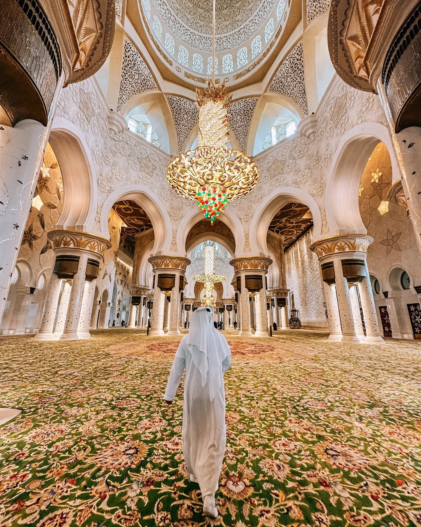 A quiet moment beneath a thousand details.
📍Sheikh Zayed Grand Mosque 🕌 

&bull;
&bull;
&bull;
&bull;
&bull;
&bull;
&bull;
&bull;
&bull;
&bull;

#abudhabi #visitabudhabi #mydubai #uae #abudhabitourguide #wanderess #inabudhabi

[Abu Dhabi Tour Guide