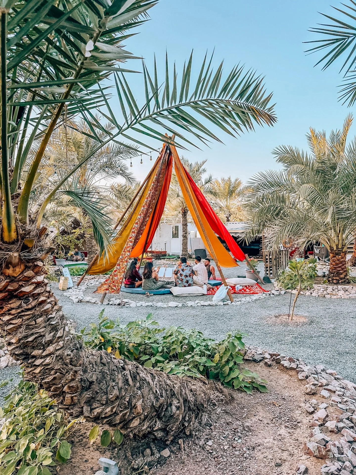 2 hours road trip 🚗 to Hatta&rsquo;s mountains for the @anaminfest at @grassroots.village , set up camp under date palms 💪🏻🌴 , and drifted between live music, sound healing, yoga 🧘🏻&zwj;♀️ , hammocks, and stargazing 💫 against a mountain backdr