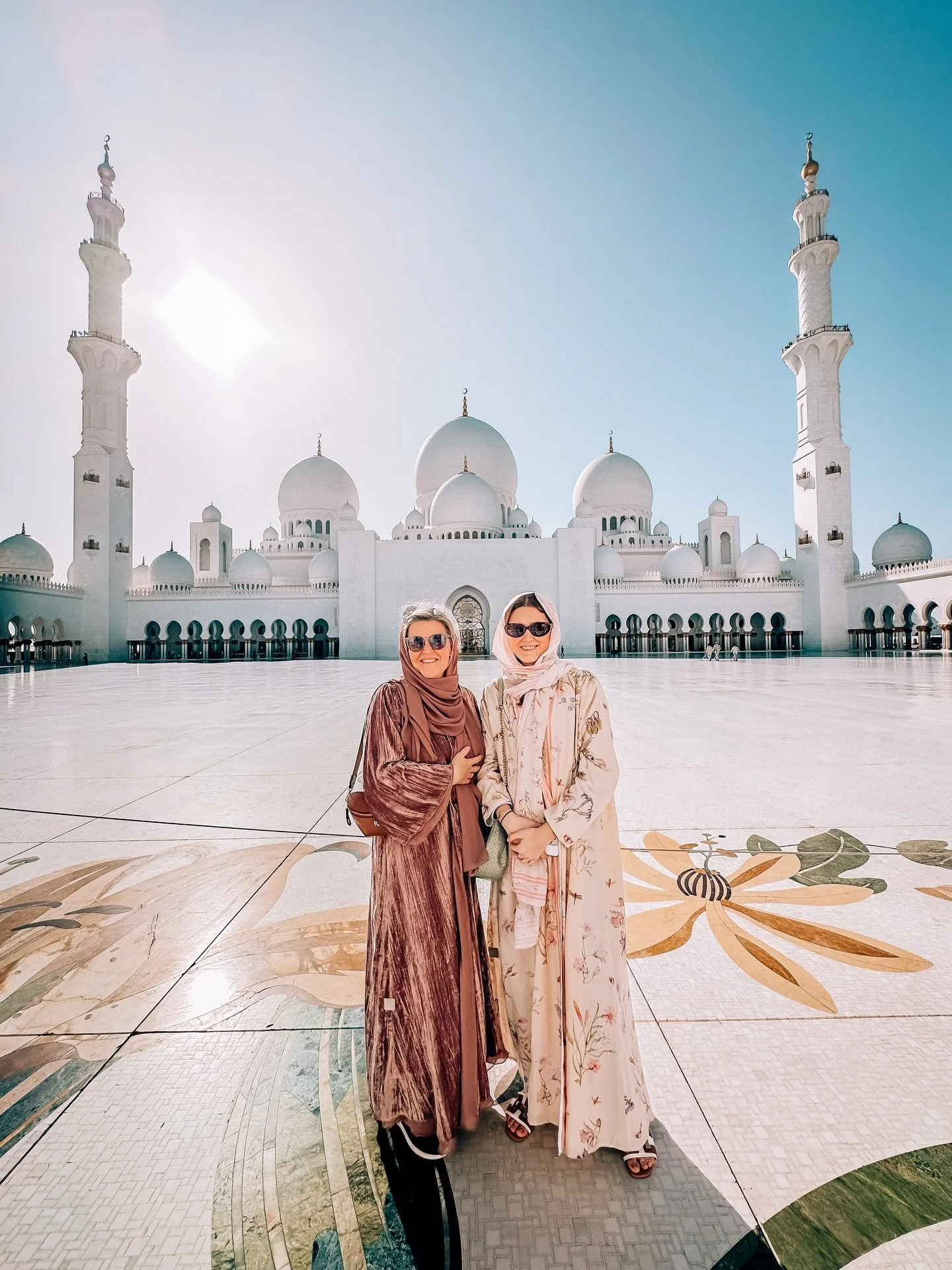 My wandering guests are back for round 2 ☺️. This time, we&rsquo;re taking over Abu Dhabi. 🇦🇪✨
Our 1st stop, the magnificent Sheikh Zayed Grand Mosque 🕌 a world of arches, marble and gold. 

All the way from Belgium, returning wanderers with curio