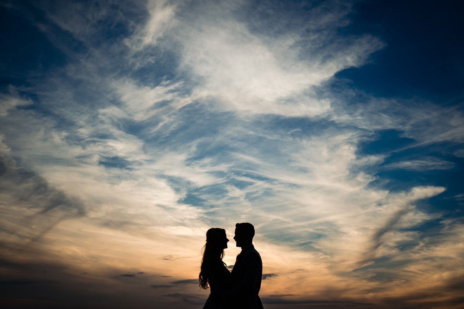wedding couple sunset silhouette