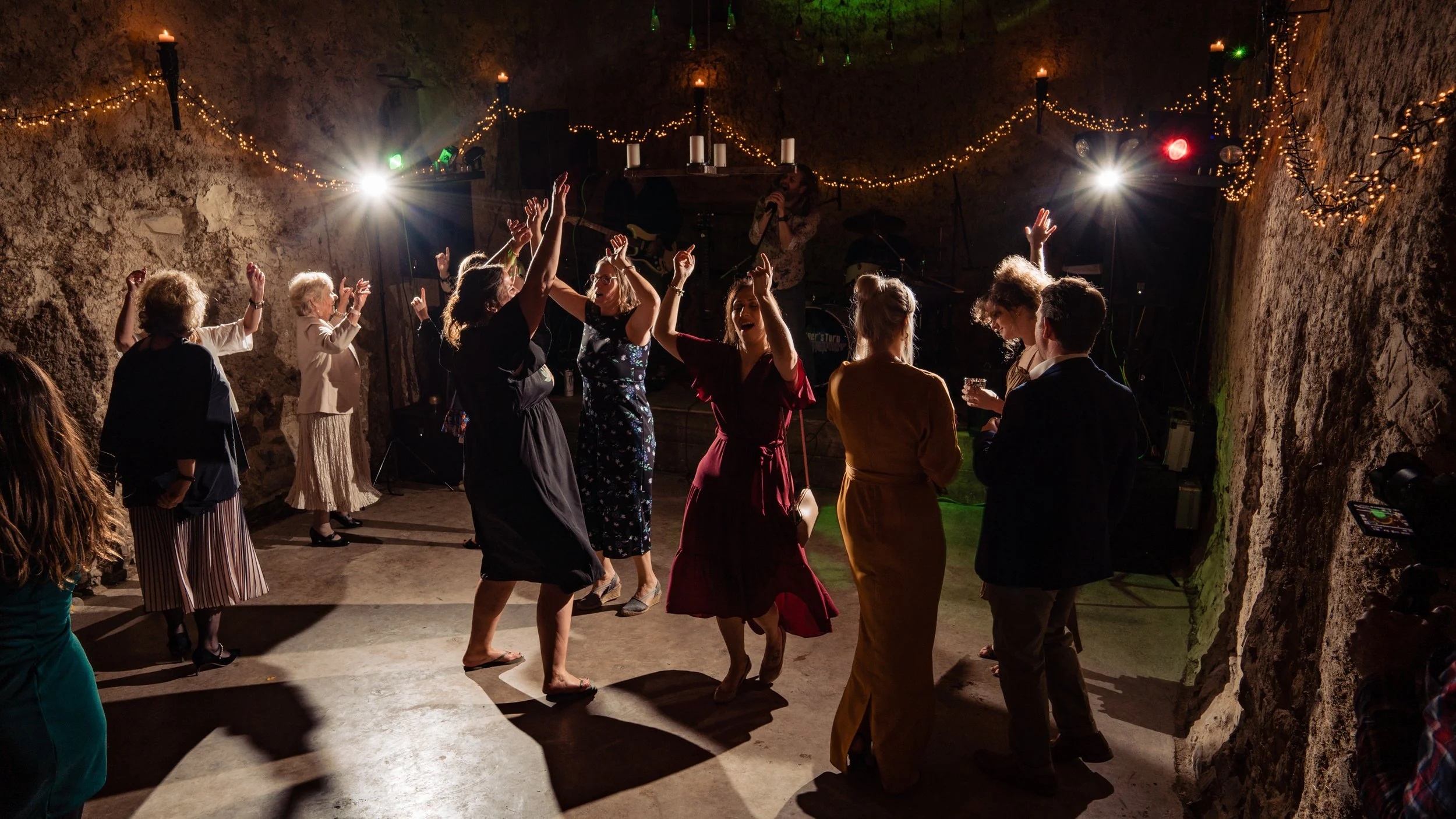 guests dancing at higher eggbeer farm wedding party yeti photography