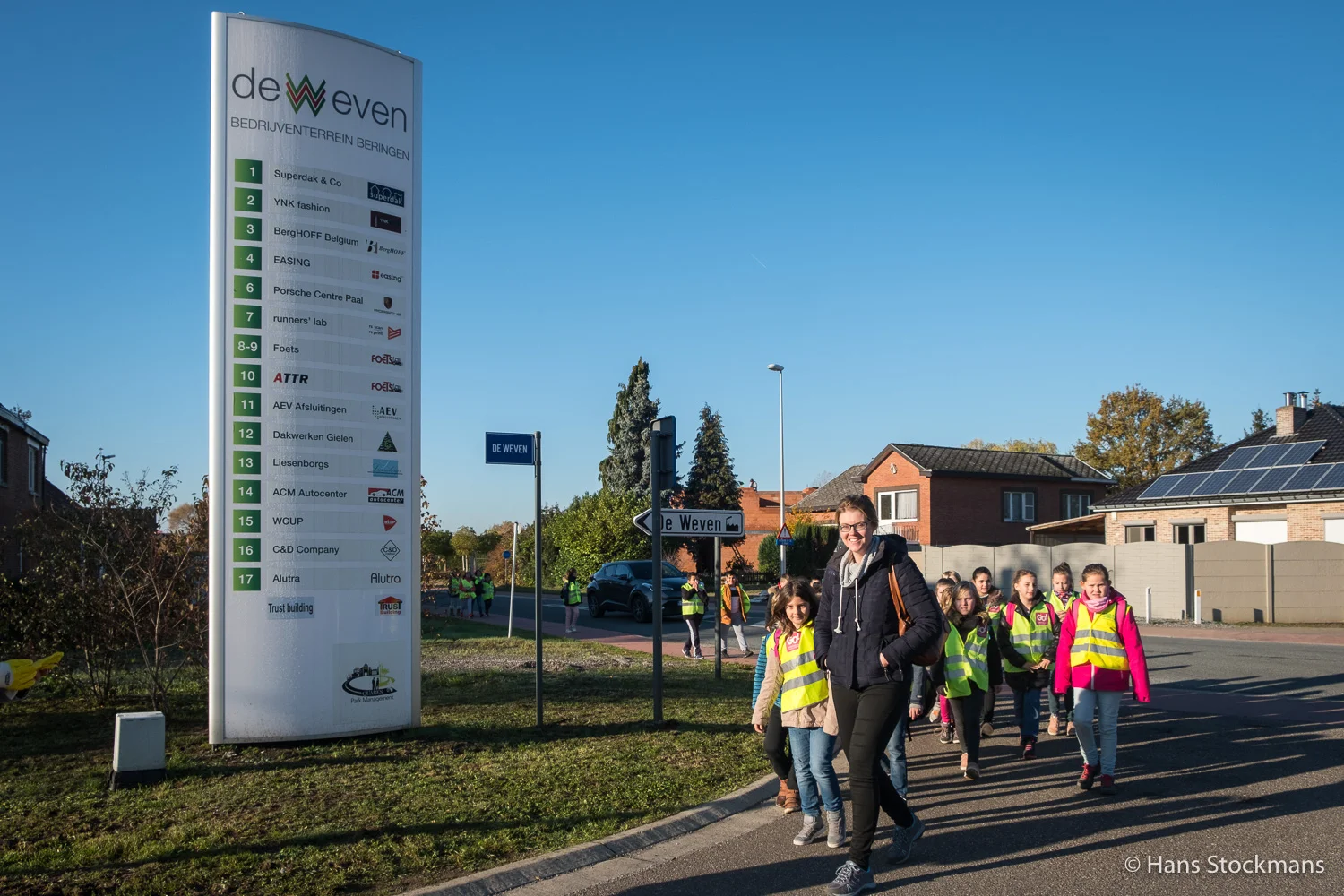 Een stralende Igna Linten met in haar kielzog tientallen enthousiaste kinderen.