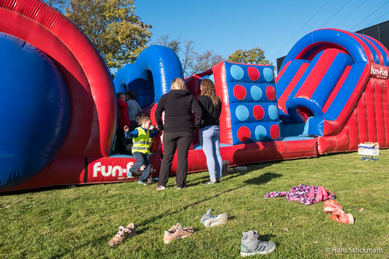 En een reuzegroot springkasteel, gratis aangeboden door de Fungroup, staat garant voor heel veel spring- en tuimelplezier bij de jonge plantertjes. Juffen Tinneke en Sandy houden een oogje in het zeil.