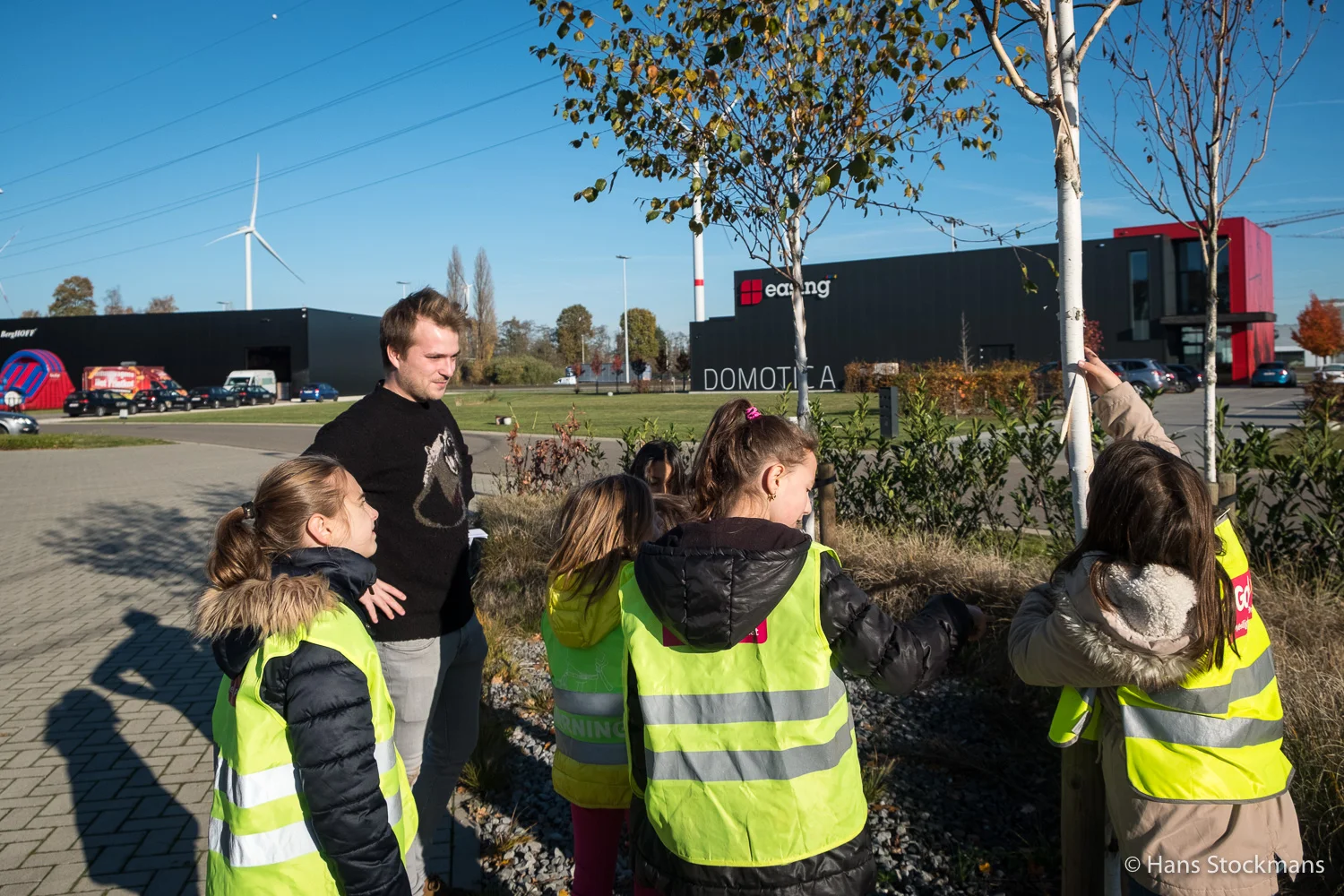 Om wat afwisseling te bieden tijdens deze plantdag, neemt Quares-stagiair Freek kleine groepen leerlingen mee op een fotozoektocht op het bedrijventerrein.