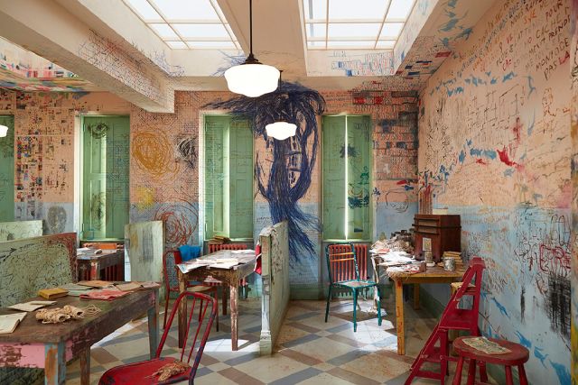 6345418_an-insane-asylum-inside-frieze_72df82da_m.jpg