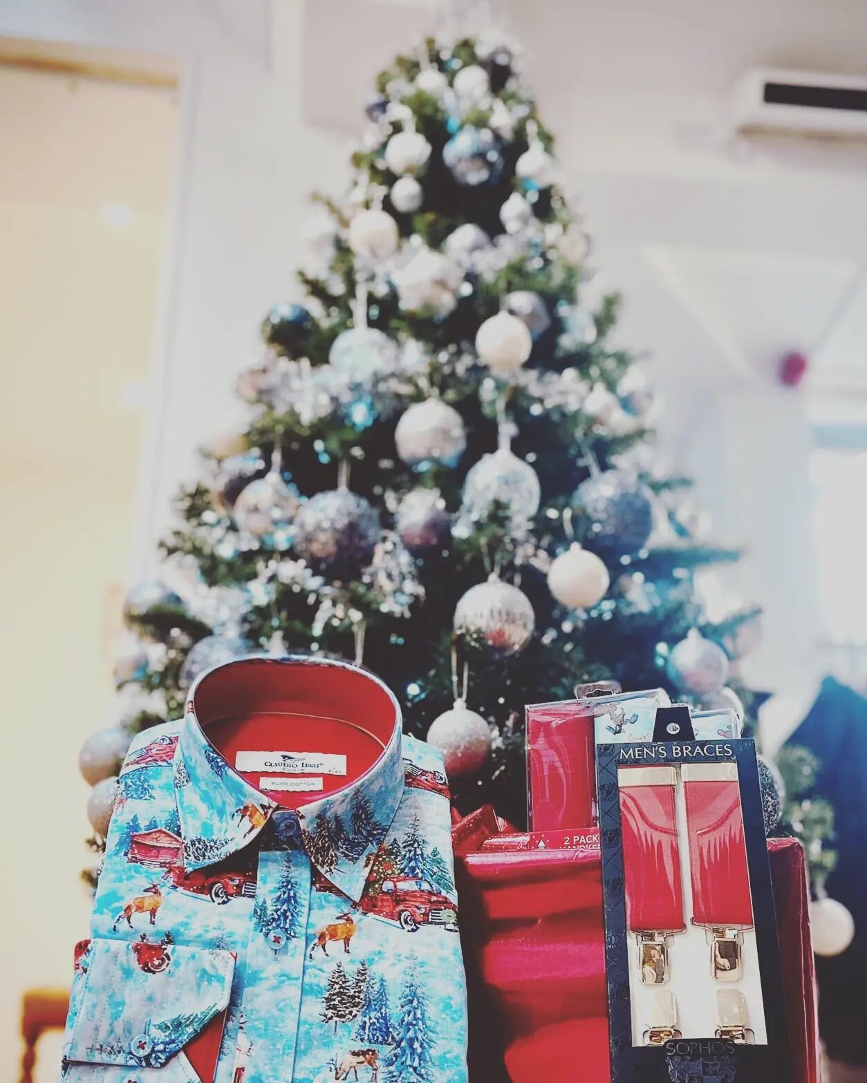 Open today until 5 to help you put some Christmas gifts under the tree. #symondsofhereford #hereford #menswear #christmasgiftideas #christmaspresents #christmasshopping #shoplocal #shopindependent