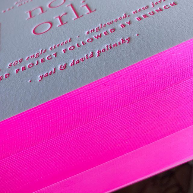 Can&rsquo;t stop staring at the neon pink edges on this modern bat mitzvah invitation that just came in from the printer. 😍 
#pink #batmitzvah #neon #custominvitation #mitzvah