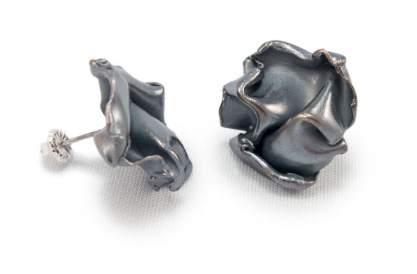 Fold_black_studs72.jpg