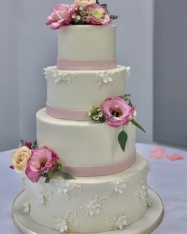 Pretty in Pink with delicate stephanotis  sugar flowers  for the sweetest couple !  #engaged💍 #justmarried #pawleysisland #weddingcakeswithsugarflowers #fourtierweddingcake #destinationwedding