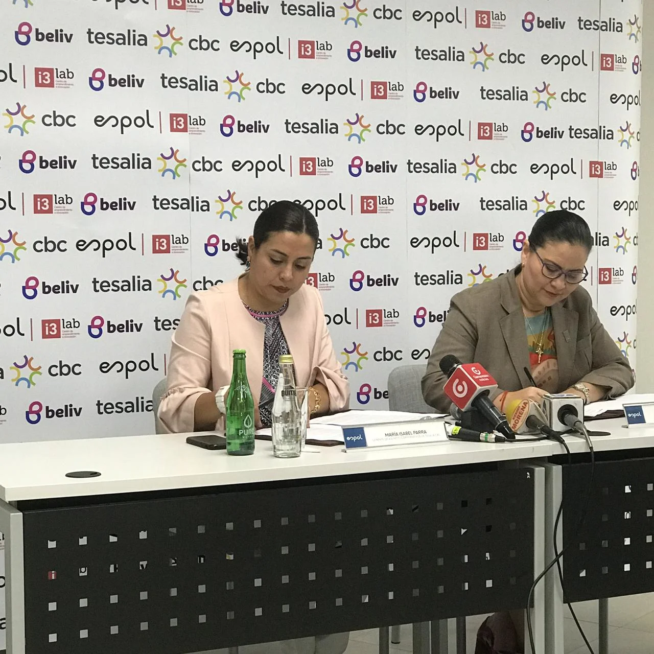 Firma de convenios Espol y Tesalia cbc para concurso de innovación "Ecuador para el mundo"