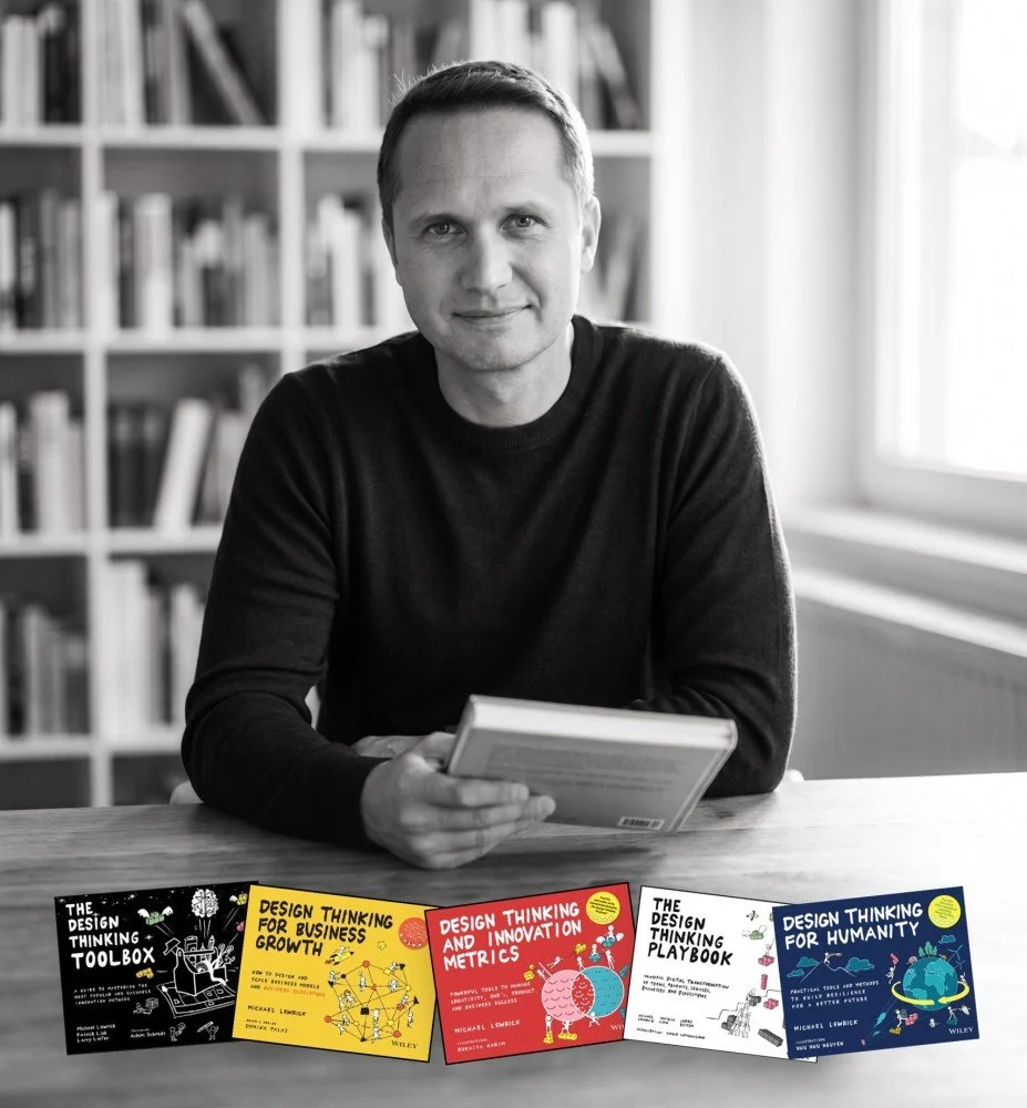 Michael Lewrick con sus libros de la serie Design Thinking
