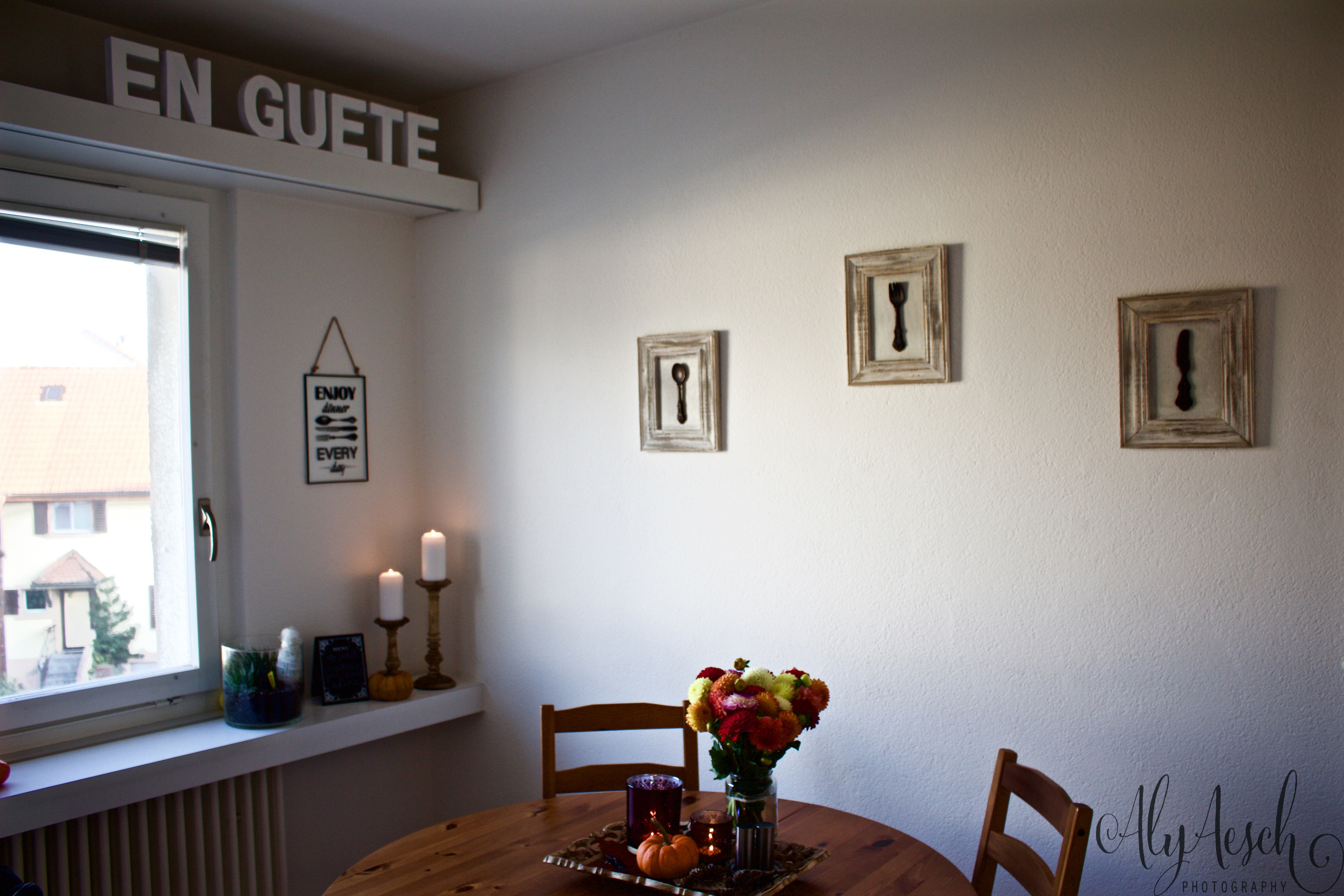 Here is the overview of my dining room. I adore it! 'En Guete' means 'Enjoy your meal'. It's the swiss version of 'bon appetite'.