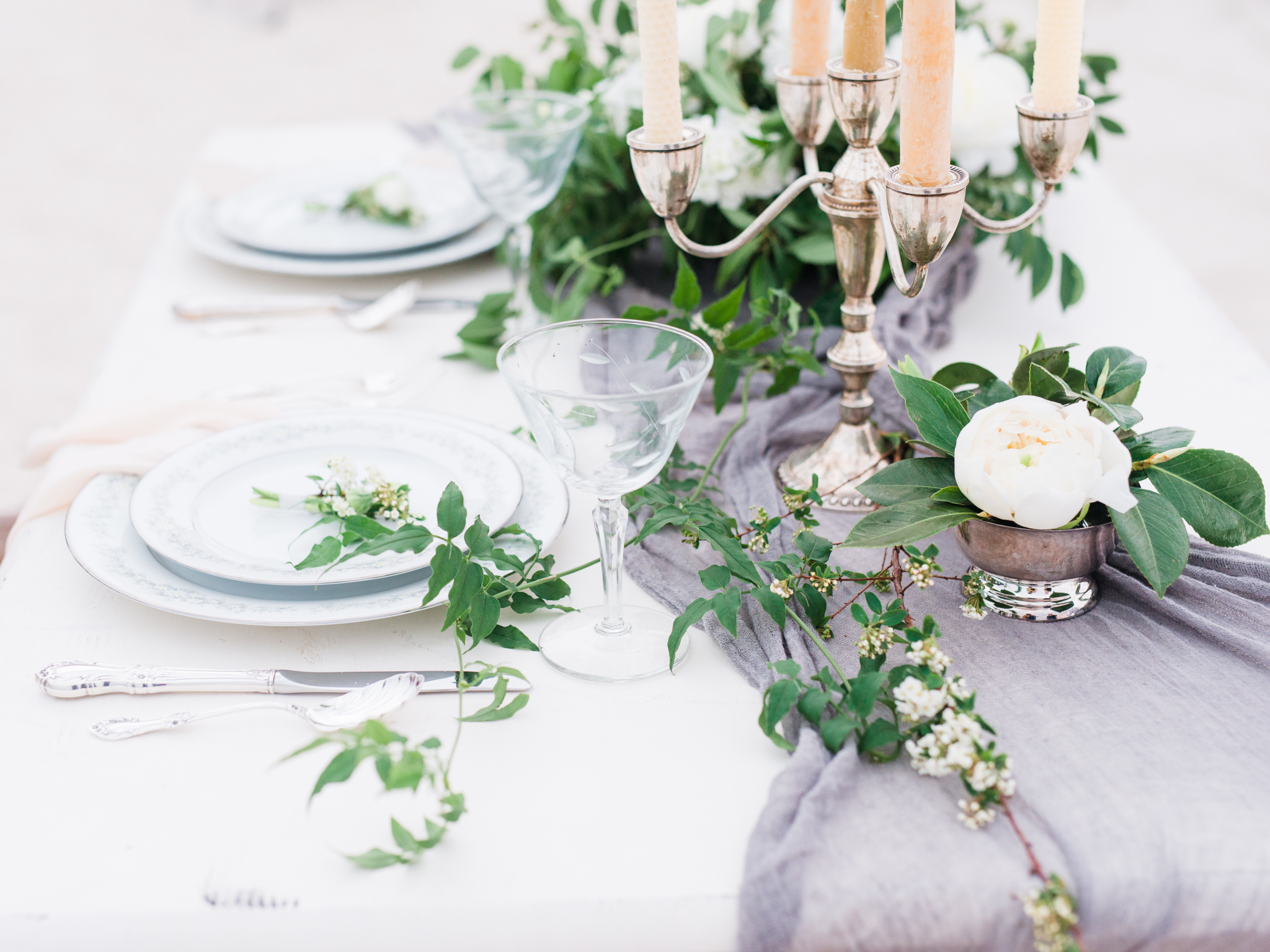 Photo by Lance Nicoll Photography, florals by Leaf + Petal Nola. 
