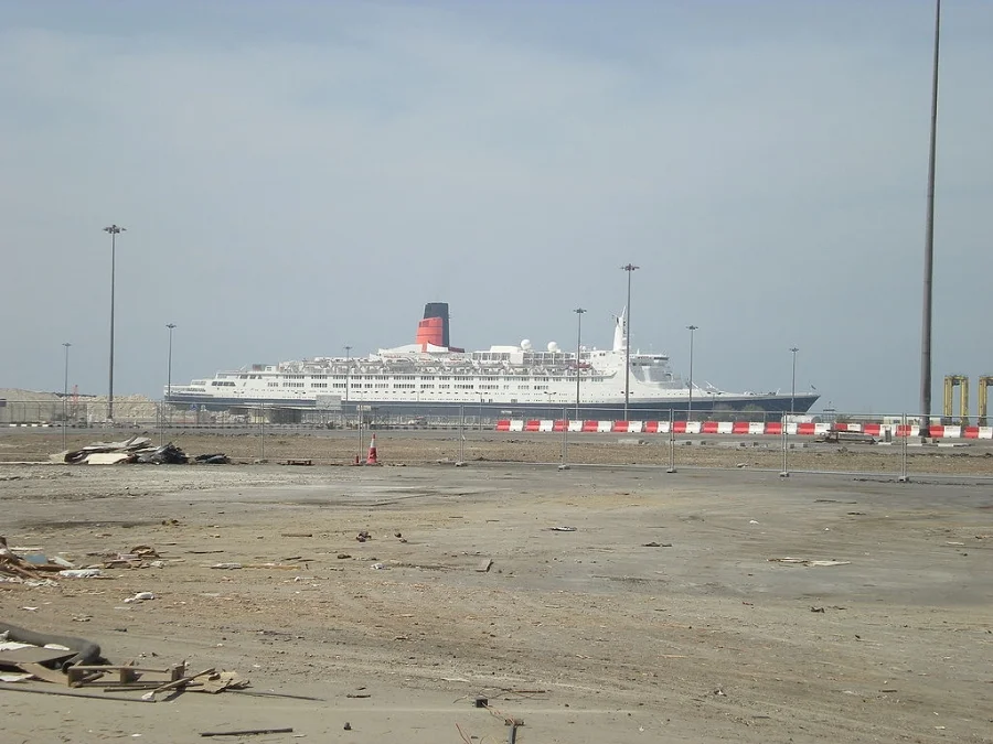 2009 Photo of the Queen Elizabeth 2 in Dubai ( Indigodelta via Wikimedia Commons CC )