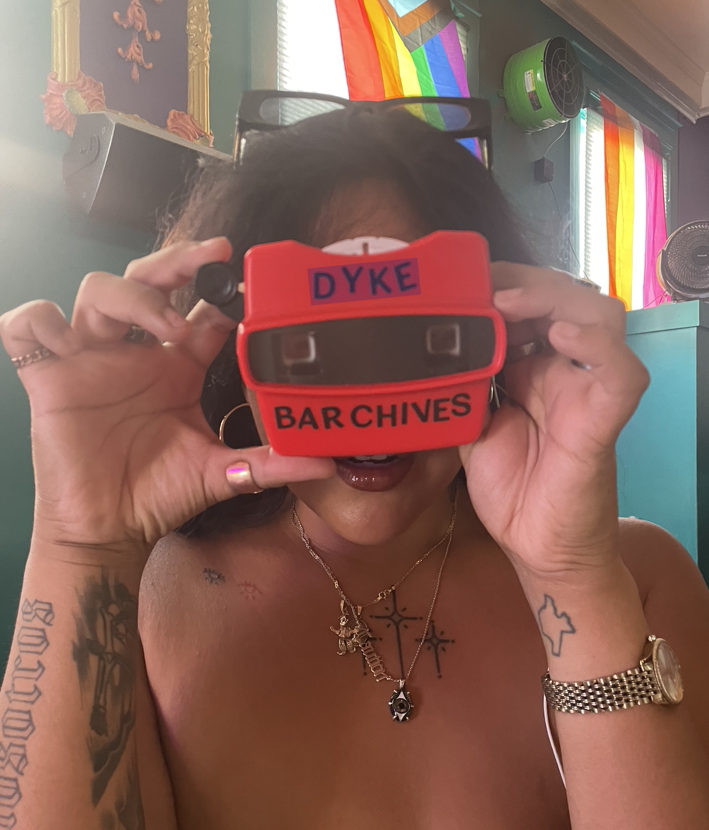  Elo activating the Sapphic Seance Viewfinder. 