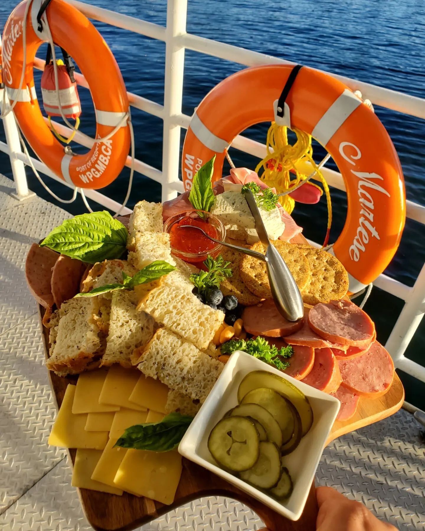 Charcuterie boards are on deck and ready to be served for sunset cruises only! Who's helping you eat this? 🌅⛴️

▪︎▪︎▪︎
#clearlakecountry #lakelife #cruise #clearlakemb #ridingmountainnationalpark #parkscanada #travelmore #travel #foodie #travelmanit