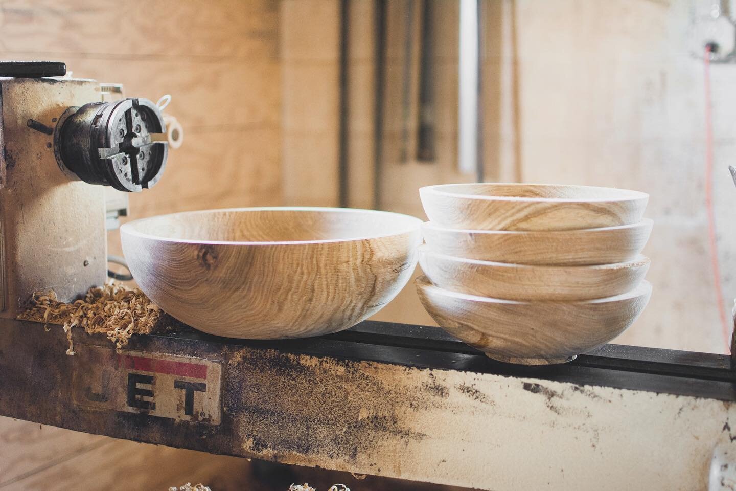 It has been a while since I&rsquo;ve shared any pictures from the process. Turned this oak salad set today &amp; now it&rsquo;s ready to start drying. In about 4 weeks, this set will be ready for sanding &amp; some finish. -
-
-
-
-

#woodworking #wo