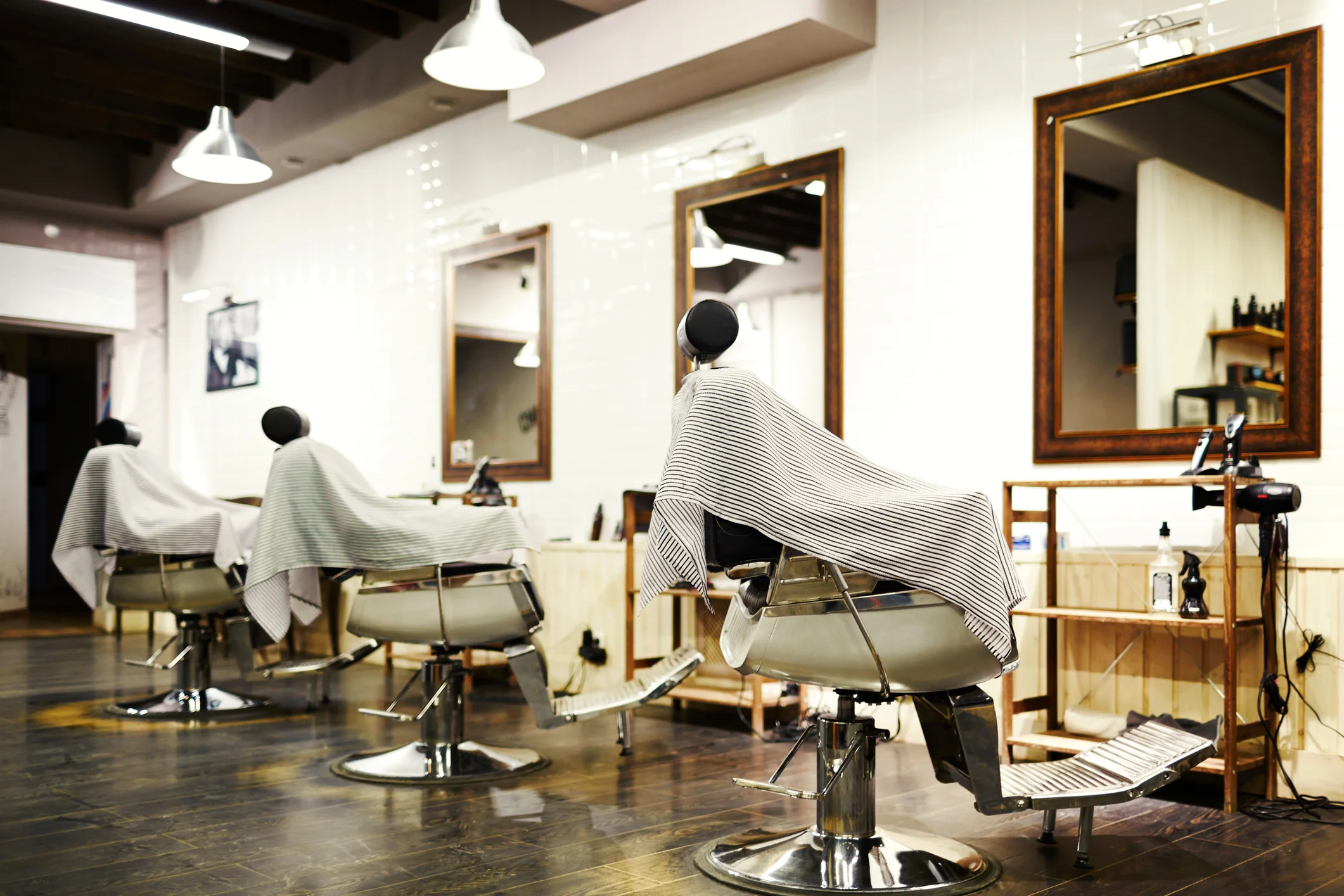 Empty-barbershop-537355990_2124x1416.jpeg