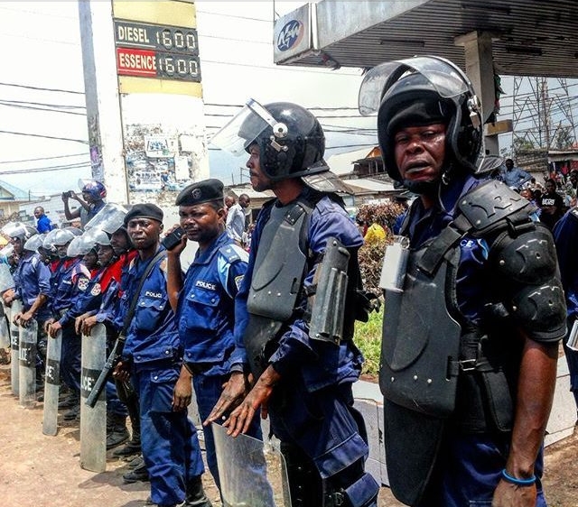 © Ley Uwera, Police deployed at the entrance president to enhance security, 2016.
