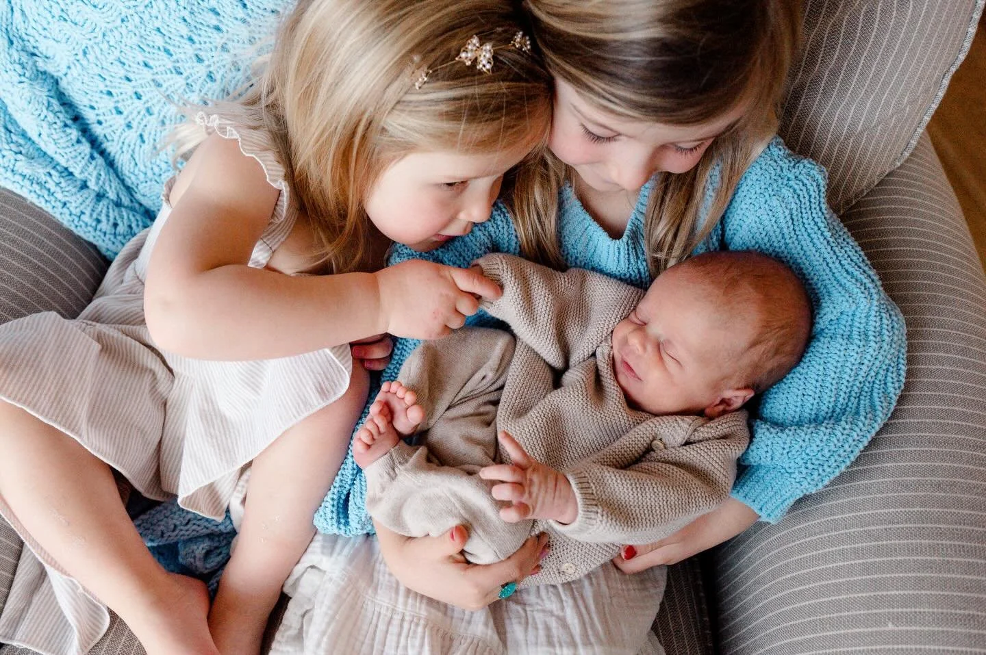 This little guy is so lucky to have these two for his big sisters 🩵

#cfairchildphotography #ogdenphotographer #utahnewbornphotographer #utahlifestylephotographer