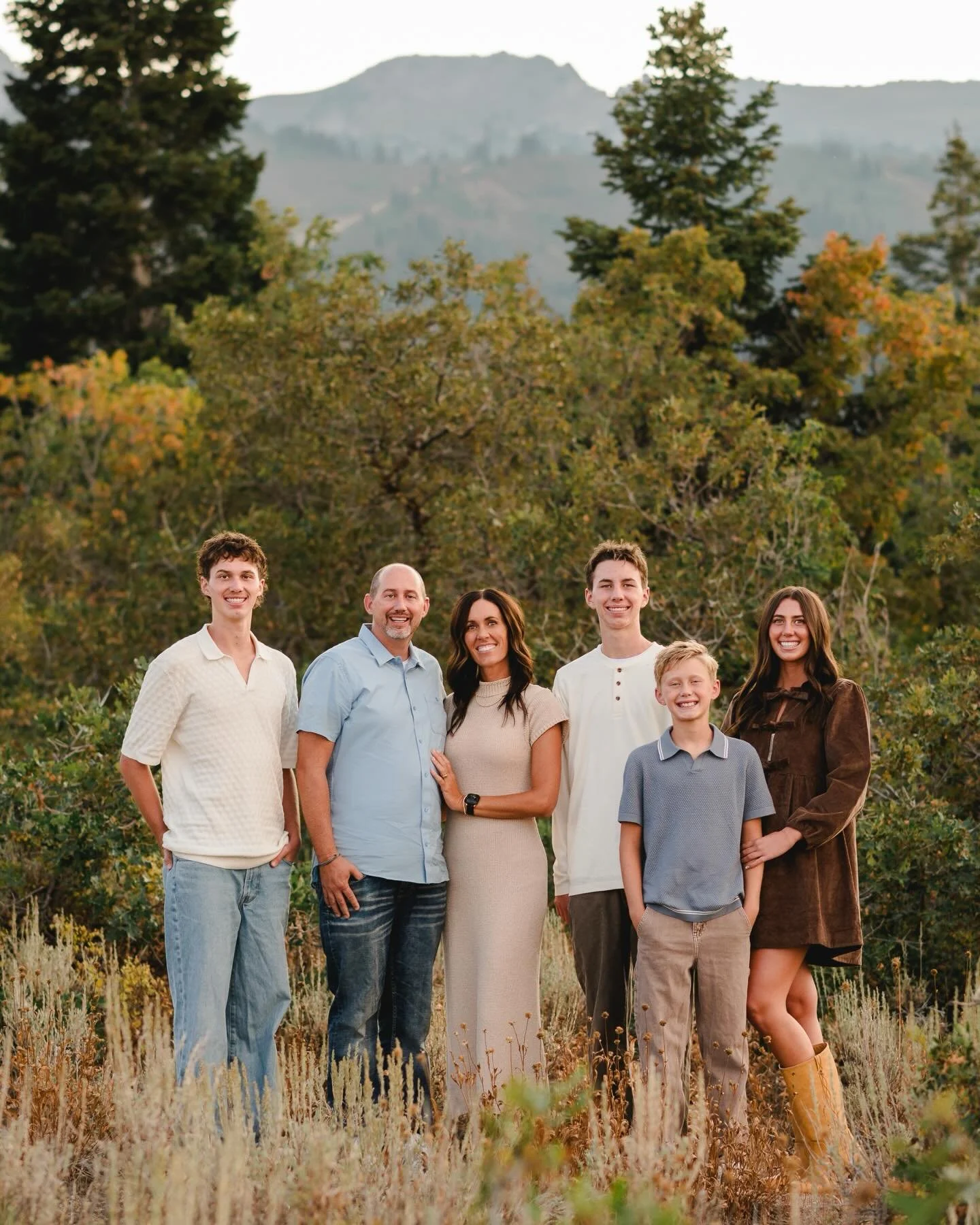 A beautiful mountain mini for one of my favorite repeat clients! ✨ 
Mini sessions are a great option for families or couples that need to get in and get out. In 20 minutes I am able to capture all the images, from the entire group down to individuals