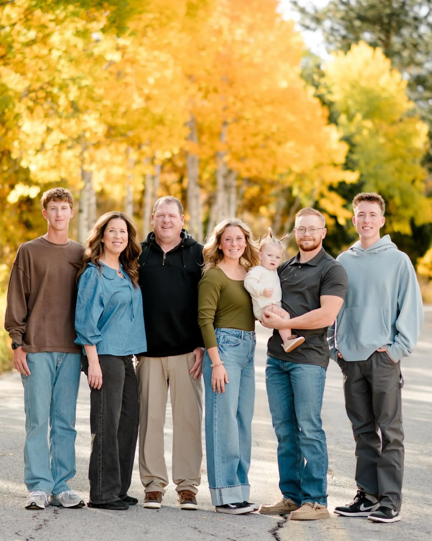 When the most amazing family from Arizona wants portraits in Utah, magic happens ✨ The wind stopped, the color was at its peak, and there wasn&rsquo;t a soul to be found&hellip;. IYK this location, you know that&rsquo;s unheard of this time of year. 
