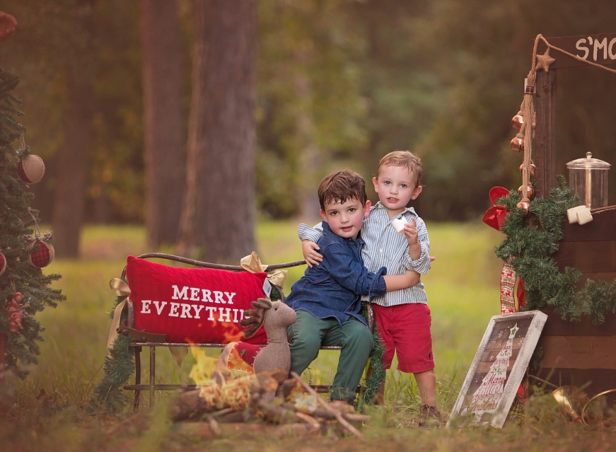 the-woodlands-texas-holiday-mini-session-smores-brothers-hug-fun-family-photographer-top-rated-best-in-houston-77381-campfire.jpg