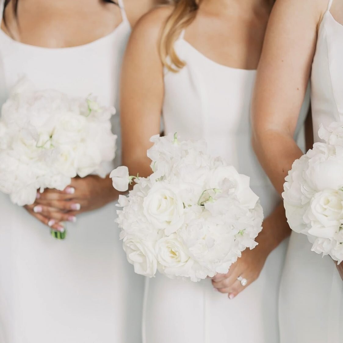 Clean and crisp mornings in White Crepe 💫 @amsalebridesmaids .
.
.
.
.
#bridesmaids #bridesmaidsdresses #cleanandcrisp #whitebridesmaids #bridalparty #weddingday #whiteonwhite #pictureperfect #amsalebridesmaids #angelawilsonbridalstudio