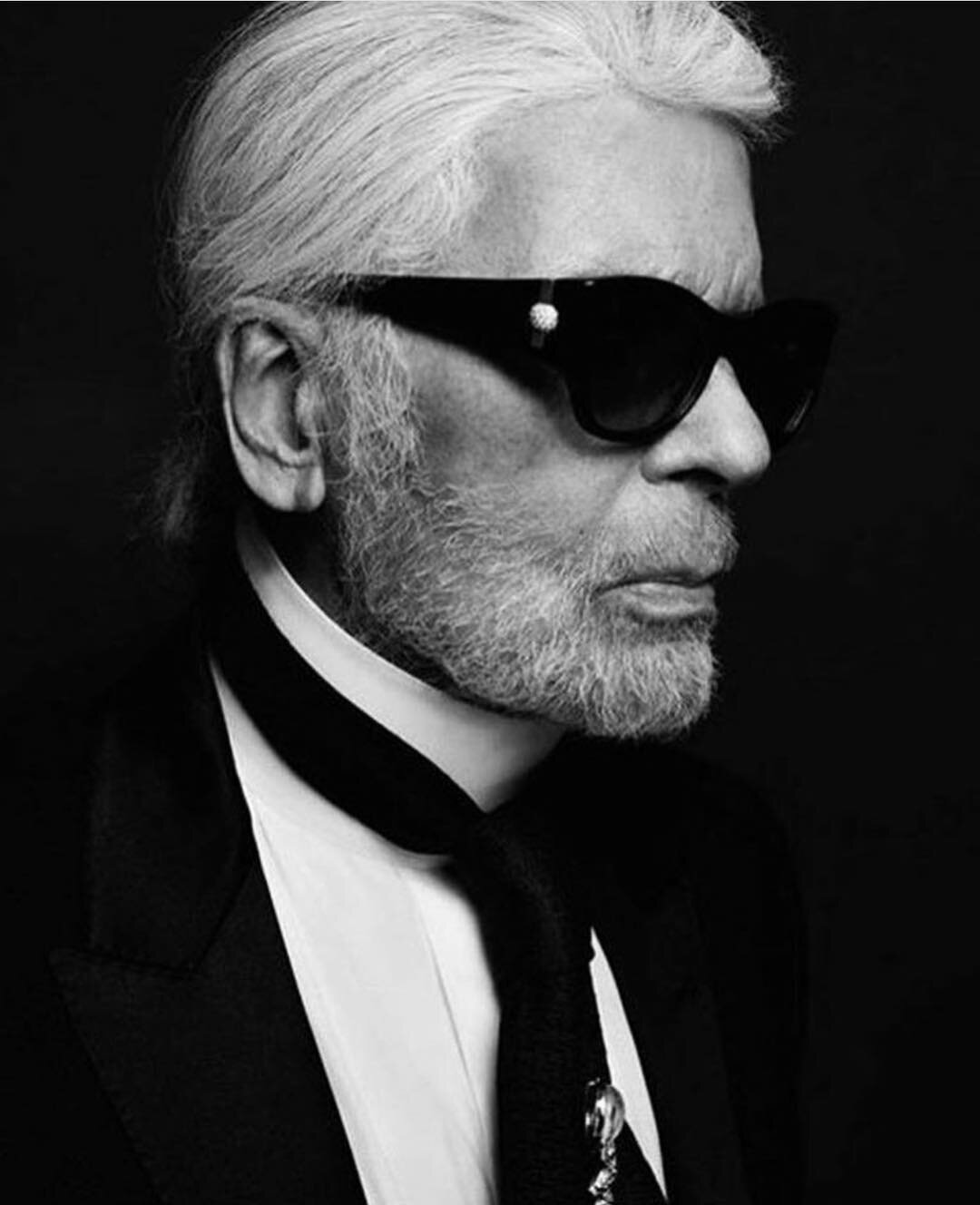 RIP: A true icon and visionary #karllagerfeld 💔
