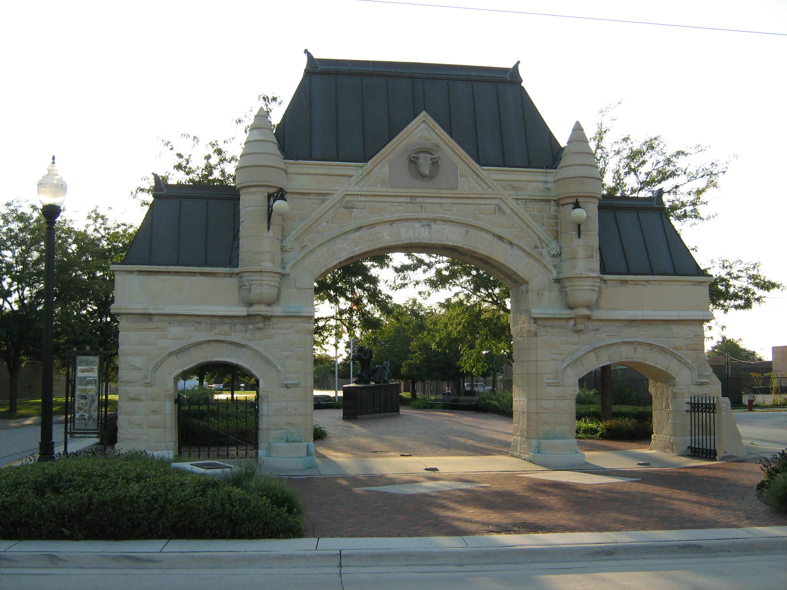 Chicago_Union_Stockyard_Gate.jpg