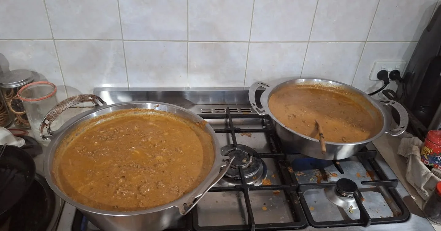 Slightly more than my 10L @solidteknics pans can hold 😂

Split it between the 6L and 10L, and then into the gastronom trays to slow cook for the next 2-3 hours.

The round pans don't fit well in my 900mm wide oven, where the gastronom trays fit snug