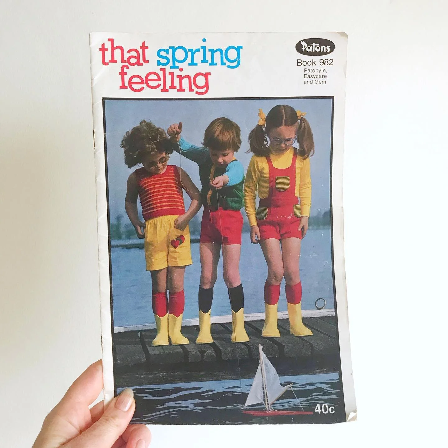 How great is the photography in this vintage @knitpatons book? Swipe along to see ➡️➡️ 🧶 📷 Thanks secret Santa 🎅🏼!❤️