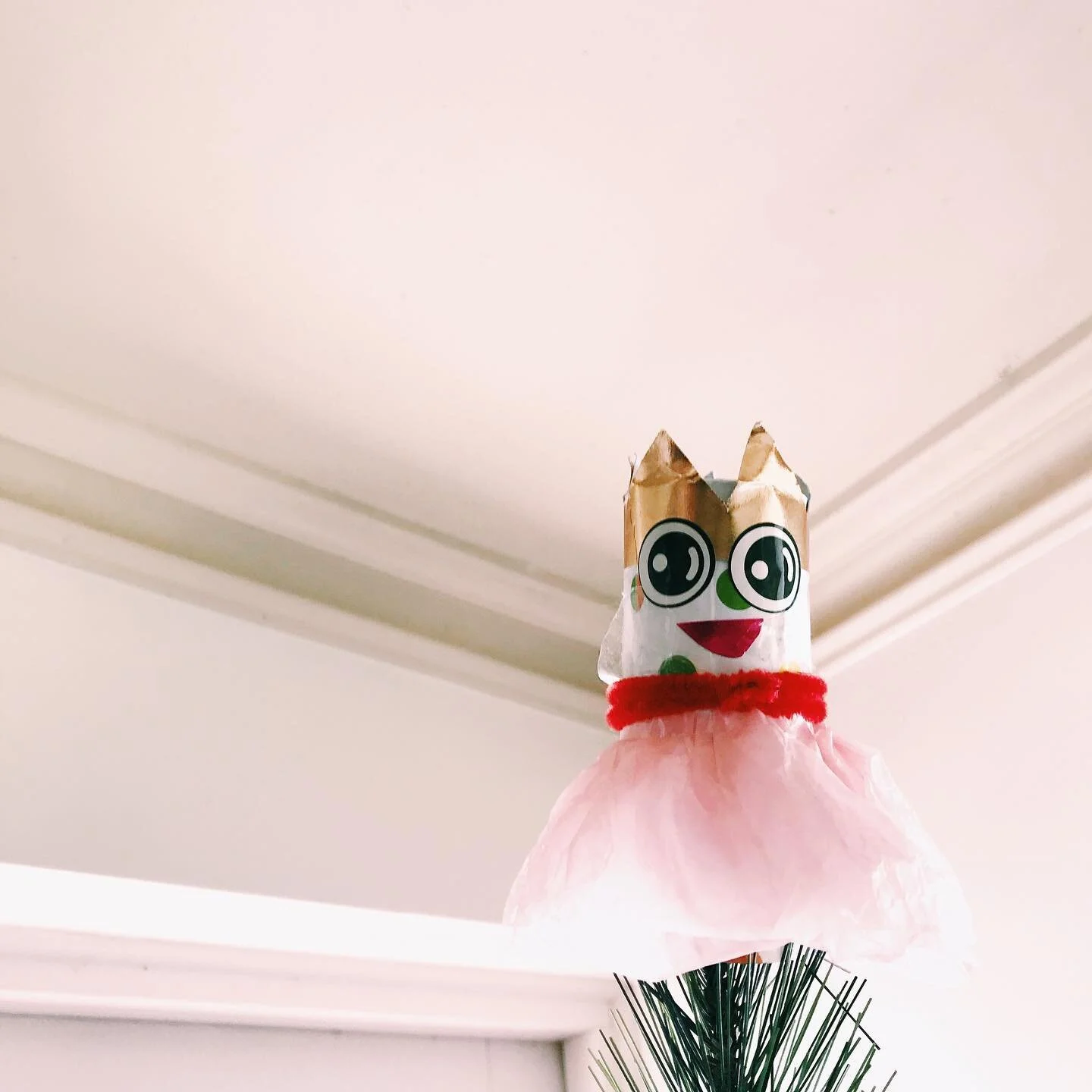 Look who ended up being our Christmas Tree Angel 👼🏼 

🧻Toilet Roll thnx to @whogivesacraptp ⠀
👑 Gold paper from @kmartaus ⠀
📝 Polka Dot origami paper body from @daiso_official⠀
🎁Tissue paper recycled from a gift