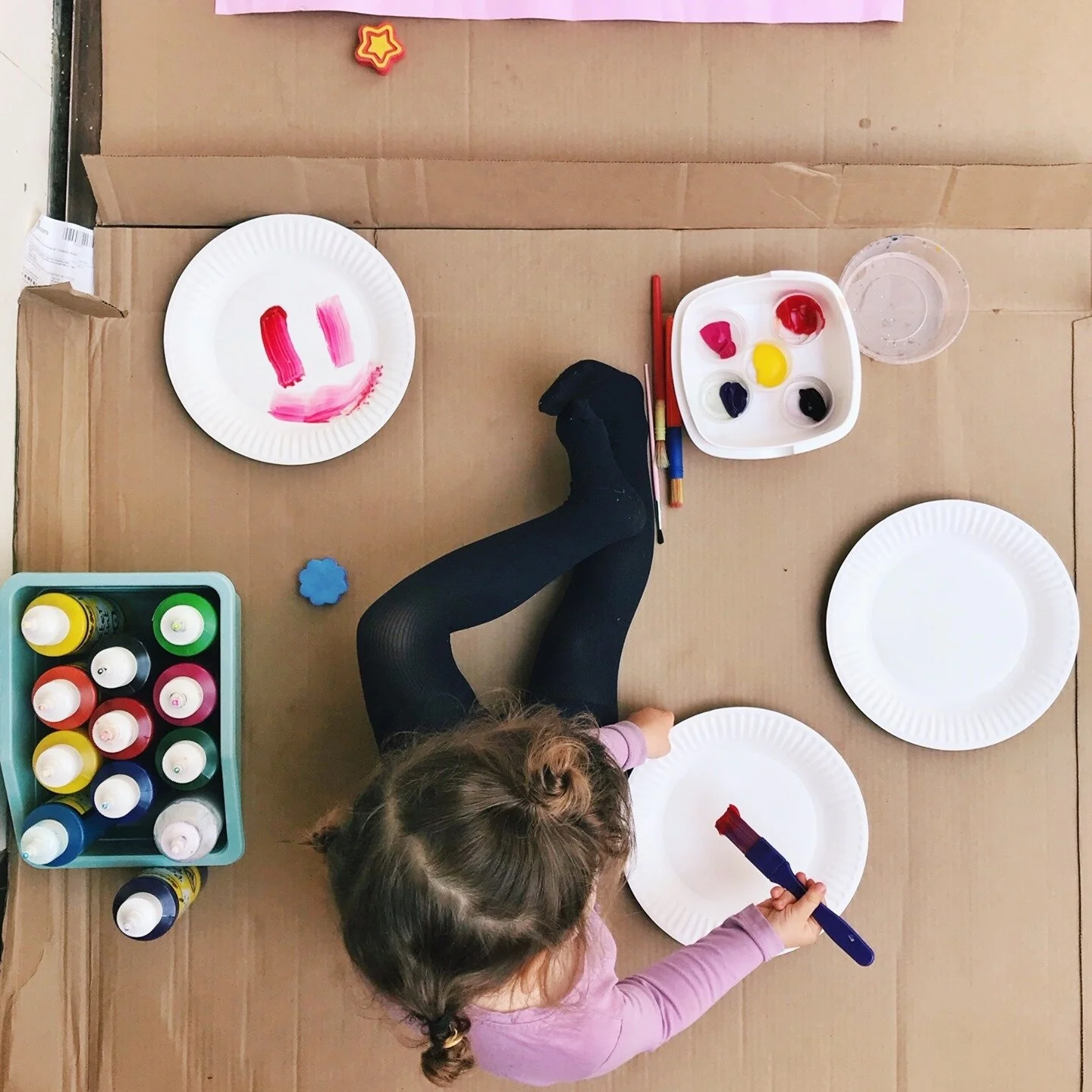 10 things you can give kids to paint instead of plain paper, to keep them engaged for longer:⁠
⁠
🎨 Paper Plates ⁠
🎨 Leaves⁠ and bark
🎨 Sticks (if you can be bothered a base coat of white in advance works a treat)⁠
🎨 Rocks⁠
🎨 2 Litre Milk jugs (e