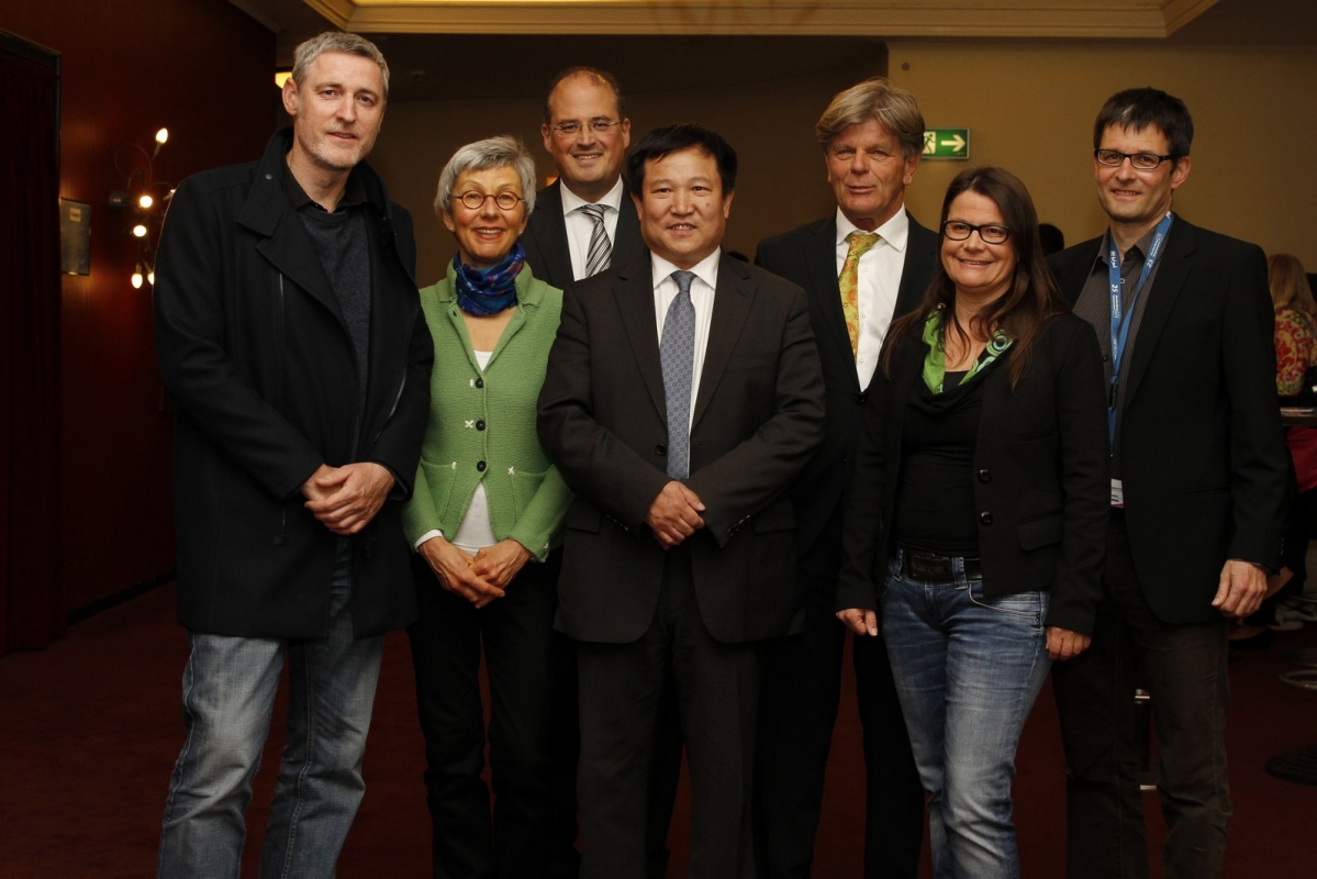 v.l.n.r.: Manuel Fenn (Regie u. Kamera), Sabine Matthiesen (Filmförderung M.-V.) Eric Friedler (Redakteur, NDR), Jonathan Pang, Werner Knan, Kathrin Lemme (Produzentin), Stefan Eberlein (Buch und Regie) Foto: Filmkunstfest Schwerin