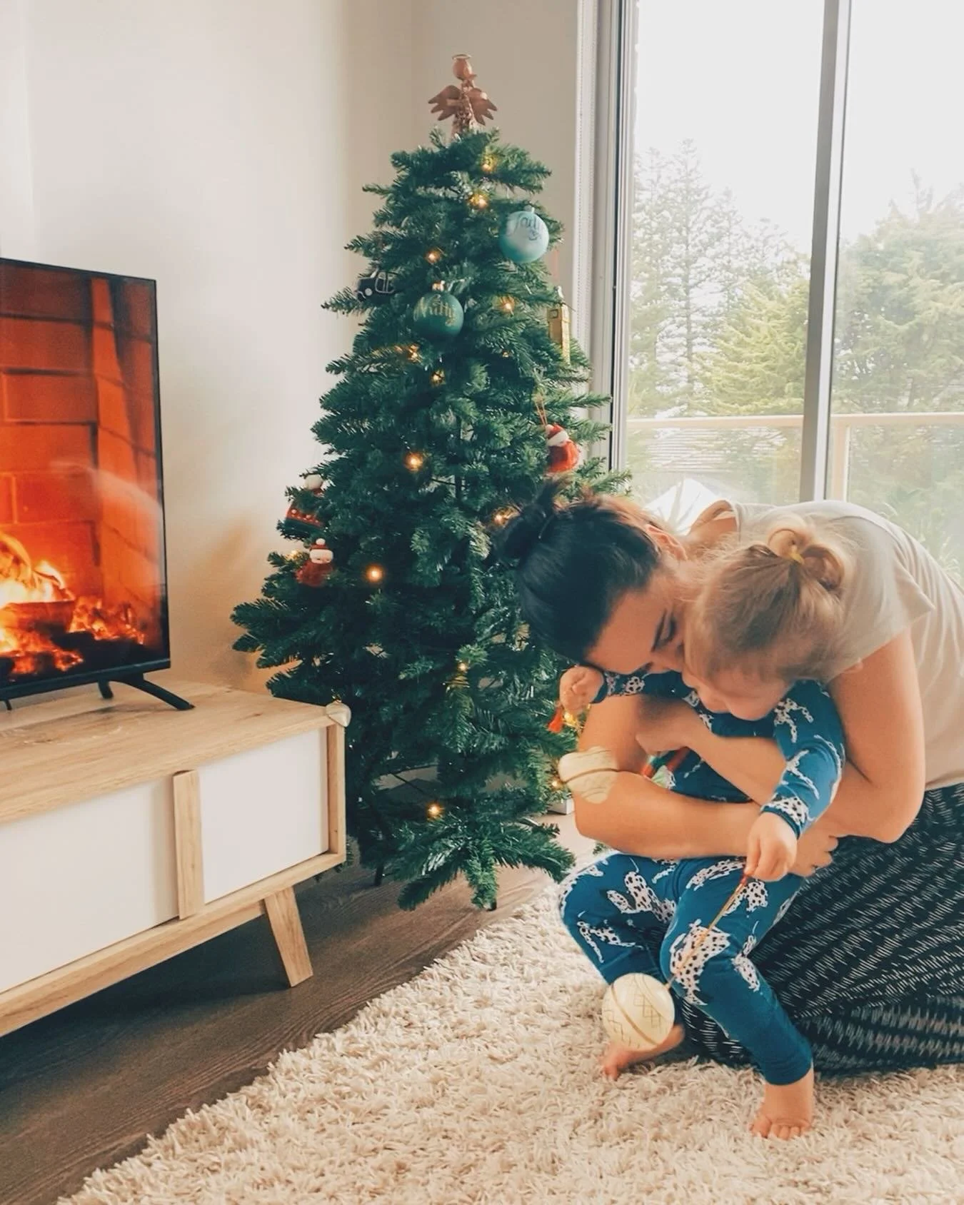 🎄TALK ABOUT DEATH AT CHRISTMAS&hellip; Hear me out!  
Talking about death during the holidays might seem outrageous, but: it&rsquo;s practical, it&rsquo;s loving and - after a decade+ of supporting bereaved families - I can tell you this for free: t