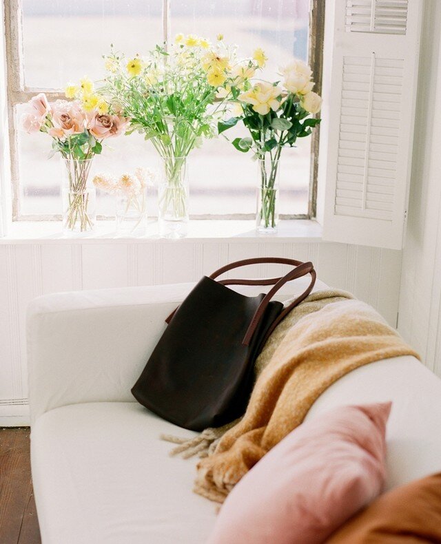 Just another reminder to support your #localartist, that gorgeous leather bag is from the talented @mcaffreylex.⁠
I started swooning when my besties @ritagdavis and @shellmc made this happen as a gift for me. ⁠
Photo by @joannarobertsonphoto⁠
.⁠
.⁠
.