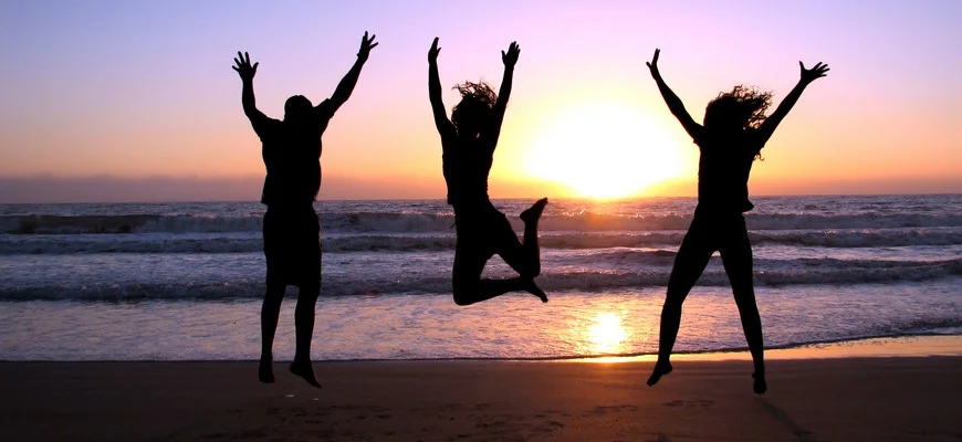 happy_people_jumping_sunset_beach_zjtiak_ghs6aq.jpg
