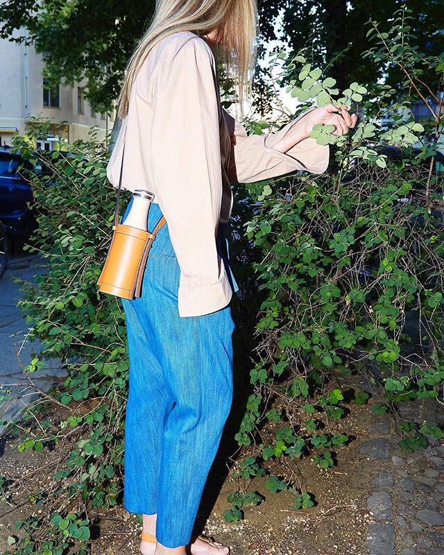 Packing essentials for all the nature walks this weekend: @lutzmorris new, super chic reusable water bottle and bag &mdash; stay hydrated💦