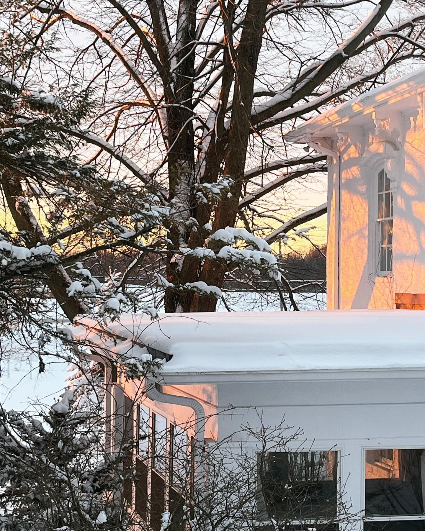 Golden hour was more like 3 minutes this morning&hellip;but we took a second to enjoy it. 

Thankful for our guests from @ohioecological 

#experiencecolumbus 
#snow
#sunrise
#airbnb
#goldenhour
#estate 
@airbnb 
@vrbo