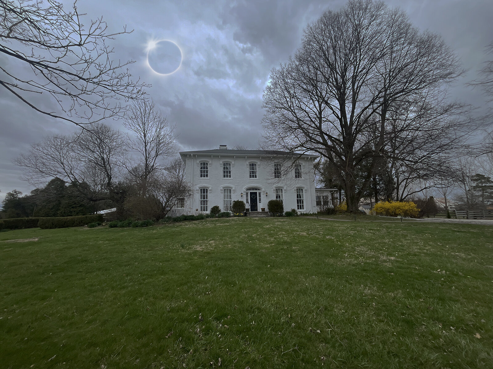 We had a cancellation for April 8th and the eclipse! We're offering noon check-in so you don't miss a thing. With an entire estate rental, we can accommodate up to 12 guests. Book on our website or via airbnb. https://bit.ly/eclipse-reservation

#air