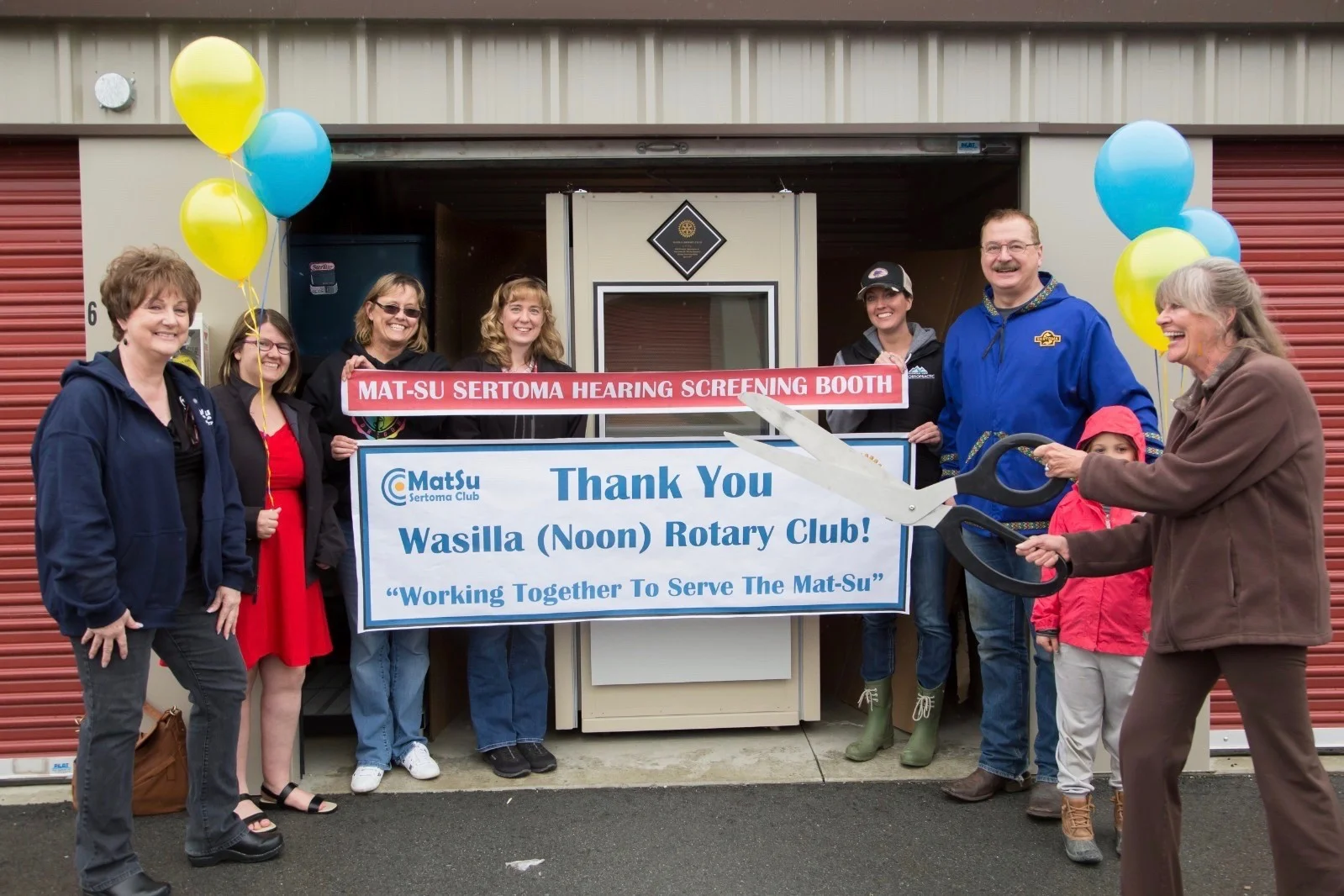   Left to Right -  Sondra Kaplan, Abby Lampley, Tammy Lincoln, President Lisa Phillips, Daun Weis & daughter Grace Weis, John Klapperich & Paula Nance 