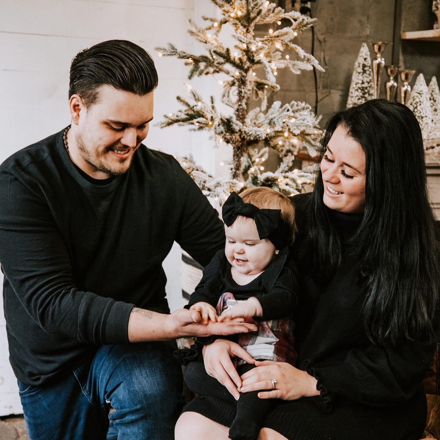 The cutest family at the cutest studio 🥰 I loveddd taking these!! It was my last session before Christmas. The last photo mama sent to me and said it was one of her favorites, and it&rsquo;s mine too 🥹 
Studio: @chicantiquesmarket in Imlay City