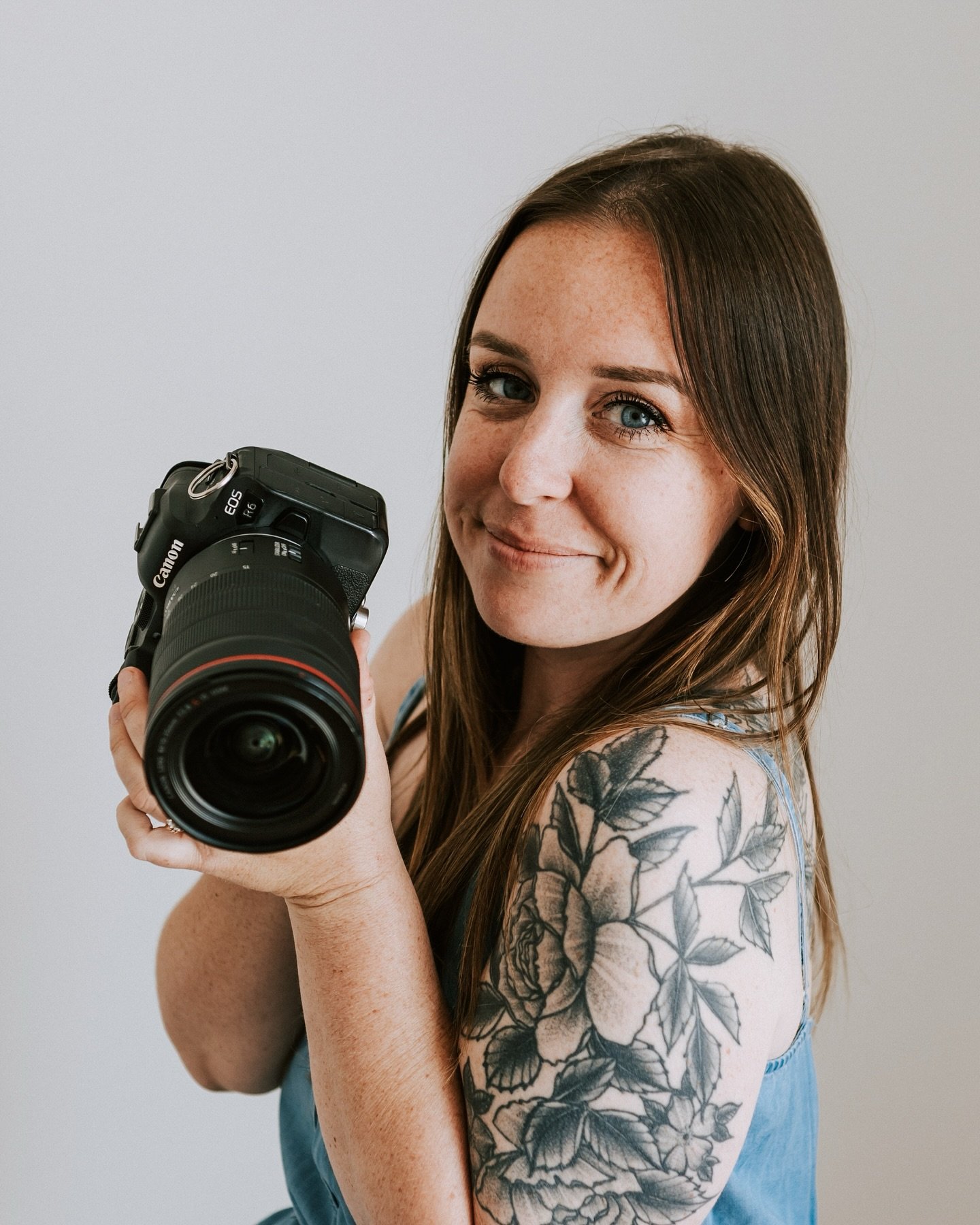 Hey, it’s me! I’m Mallory — the face behind the camera, a full-time business owner, and a full-time mama.
I’m absolutely fueled by coffee (so obviously an iced latte made its way into these photos ☕️)
Truthfully, getting in