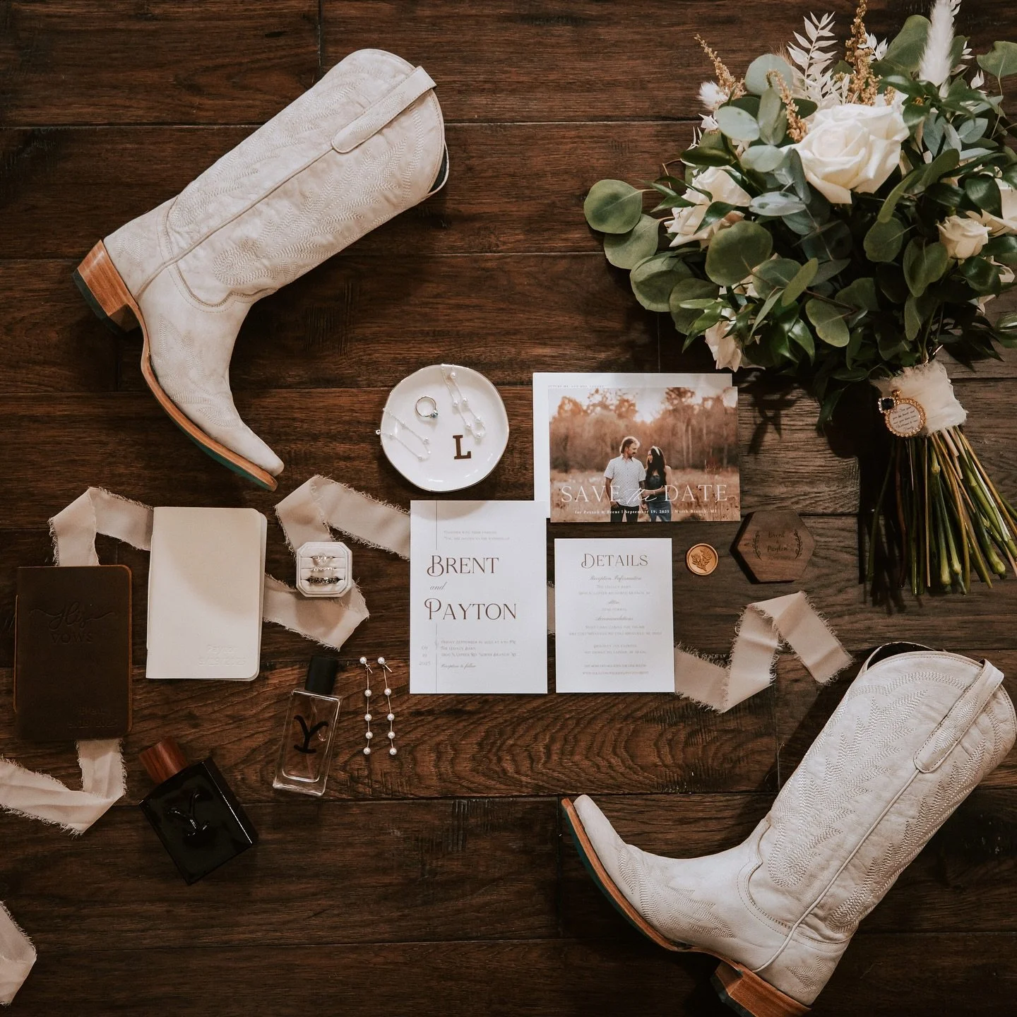 The details 😍
Give me all the western-inspired, Yellowstone-energy, country weddings. That&rsquo;s my FAVORITEEE vibe 🔥
Payton &amp; Brent&rsquo;s day? Absolute perfection. Every little moment felt like it was made for my camera.