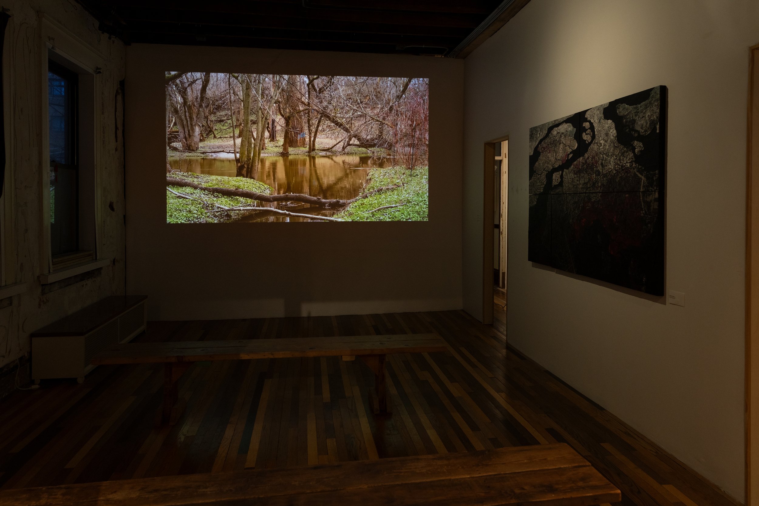  Left: Jennifer Buyck –  Chicago par ses rivières / Chicago by its rivers , 2023; Right: Roland Knowlden –  Black Tributaries , 2023 – photography by Nathan Keay 