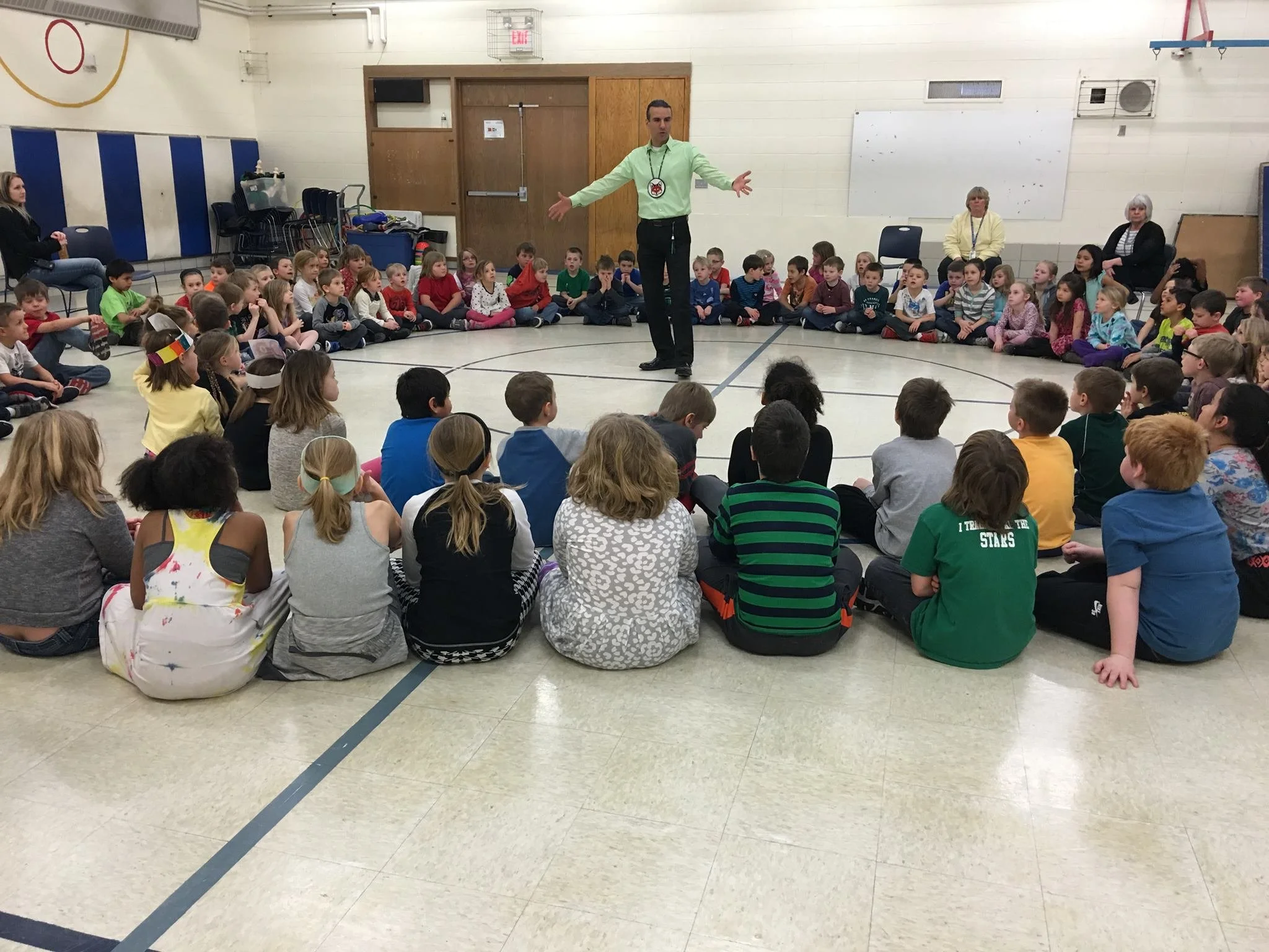 Anton Treuer telling Ojibwe stories to students at Fond du Lac
