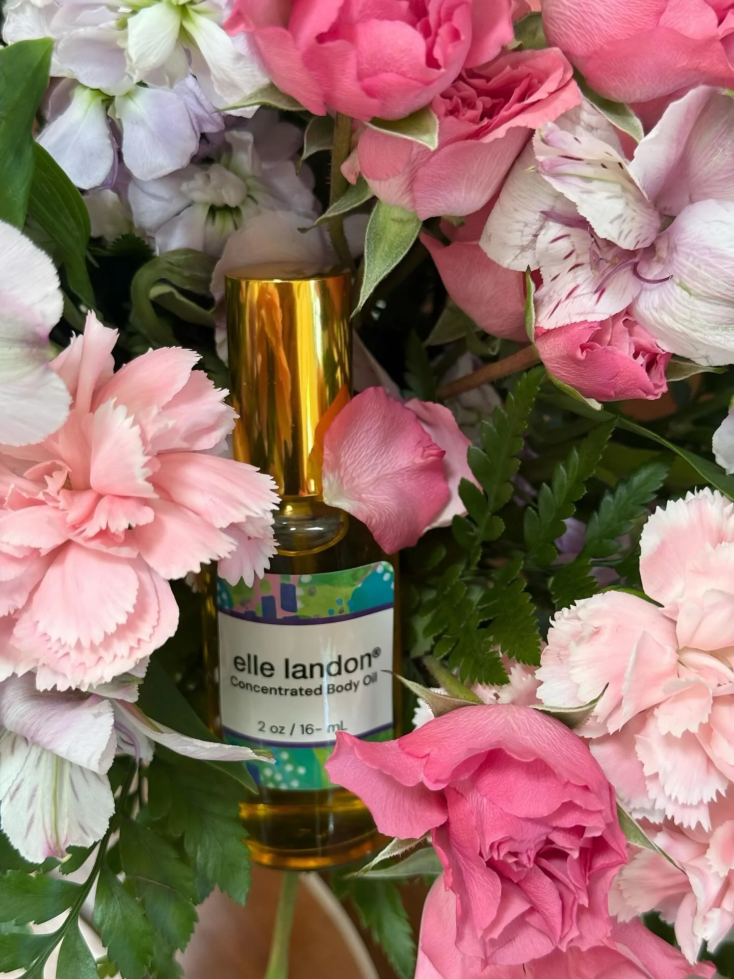 Elle Landon Body Oil nourishes the skin with all natural argan, apricot and pomegranate oil leaving your skin soft scented with jasmine, gardenia and lemon. It it is so concentrated that you only need a few drops and does not leave your skin greasy!
